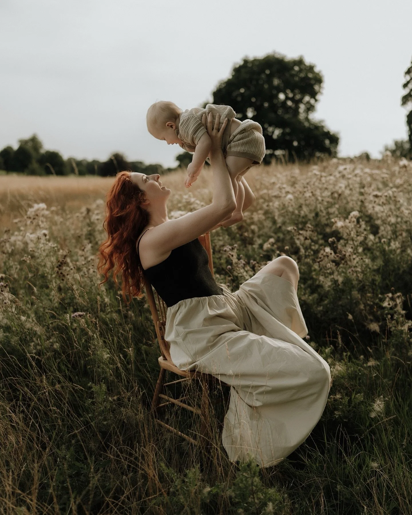 Maisie and her sweet family all the way from Dubai to Kent for their family photos 🤍

A vision in late summer fields down bricked wall paths in tiny towns in the back of Canterbury. It&rsquo;s giving English countryside summer afternoon.

Thanks aga