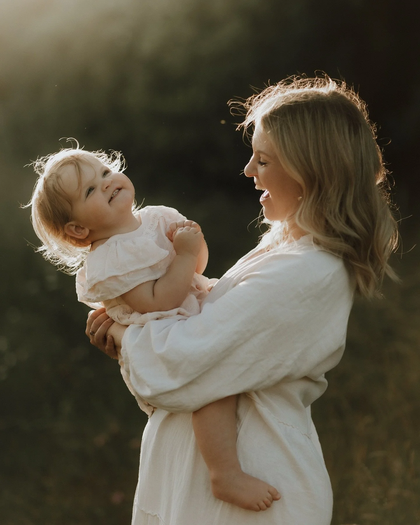 Lori messaged me after a last minute spot came up - and look what we made.
Mamas I promise you can look nothing but beautiful loving on your baby, like poetry. A visual love note from you to them. Here we are; here&rsquo;s how it felt to love one ano