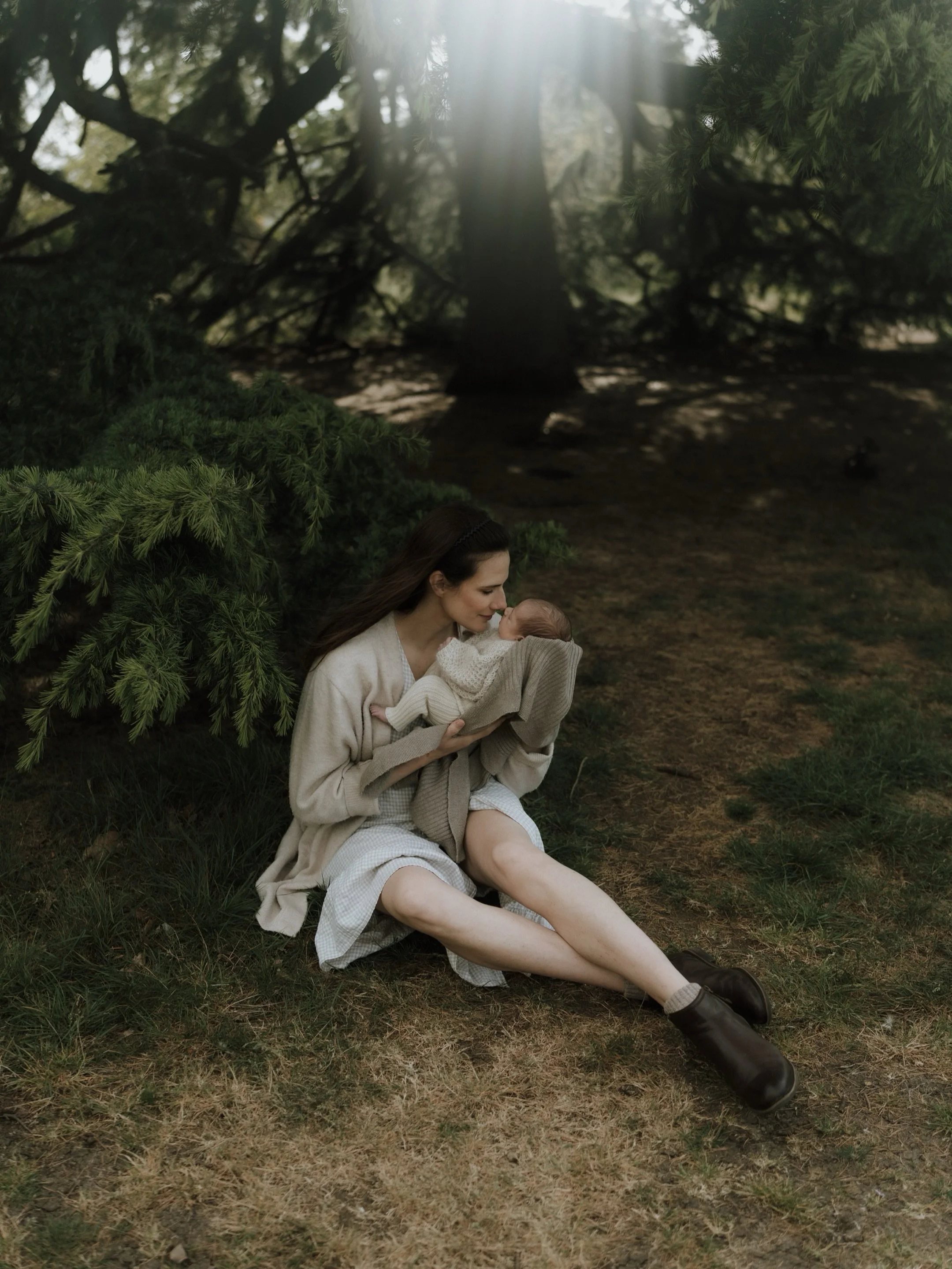 Once upon a little sister ✨ the way outdoor newborn photography has a chokehold on me. 

_________________________________

Natural and emotive newborn family photography in Greenwich Park, South East London by Kent &amp; London photographer Nina Gok