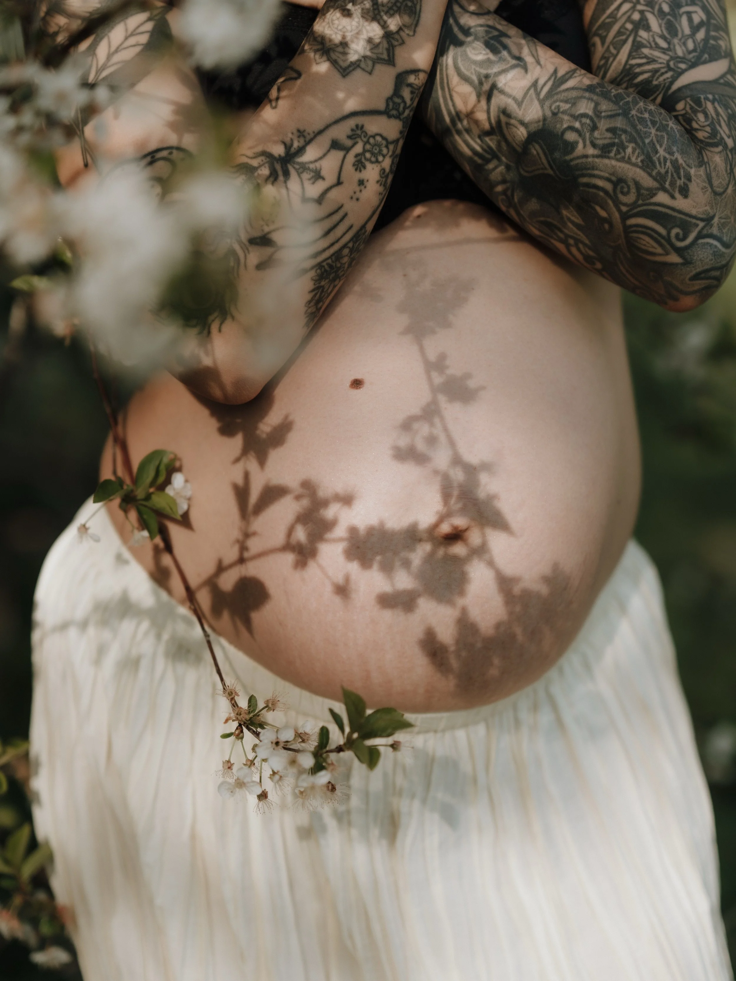 There&rsquo;s just something about that third baby. The way you approach newborn life. A professional of sorts. Softly treading. 🤍

🏷️ alternative, cinematic and emotive maternity photography in London and Kent by Nina Goks, fine art maternity phot
