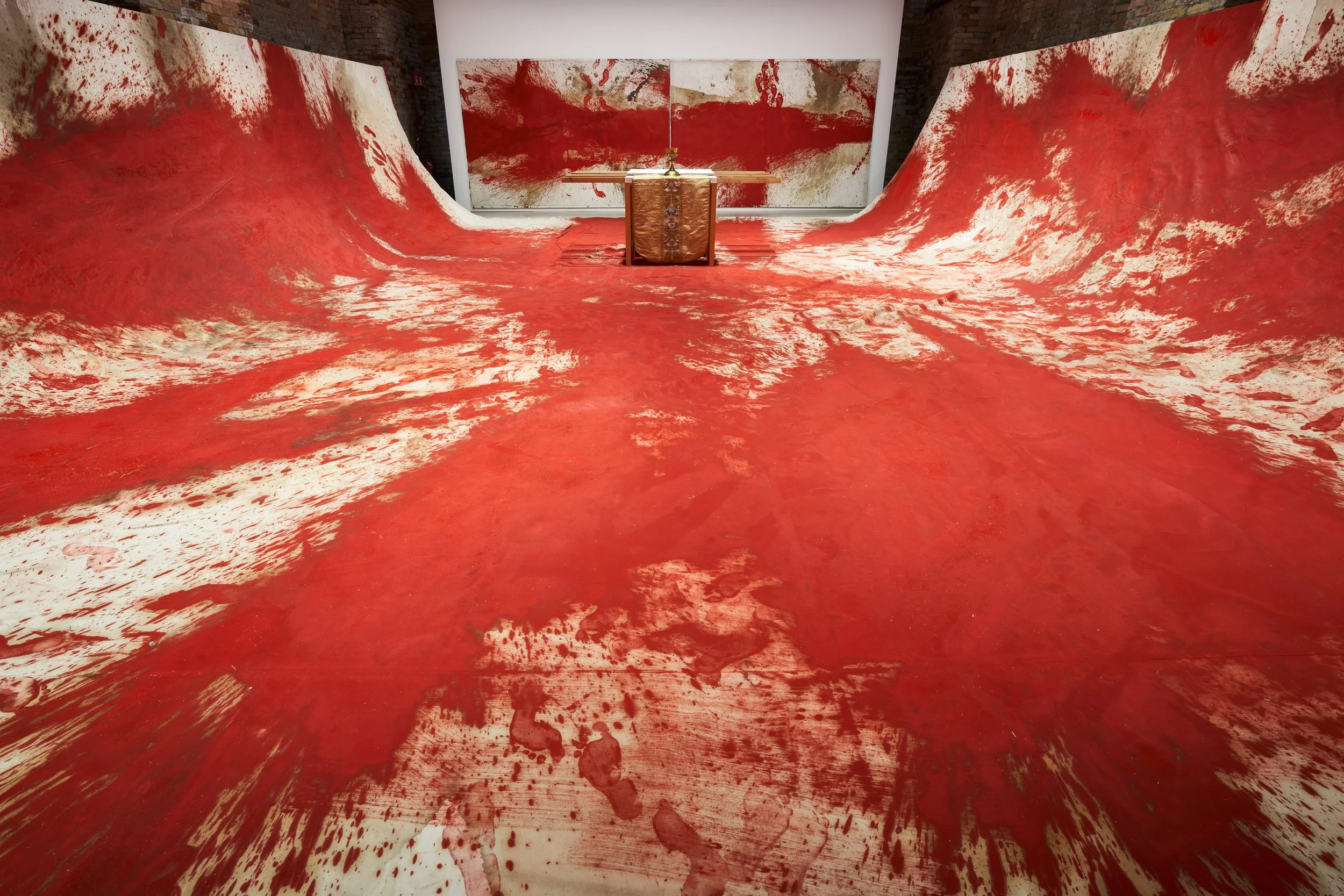 Hermann Nitsch’s 20th painting action during the 59th Venice Biennale. Photo credit © by Marcin Gierat, Zuecca Projects, courtesy Helmut Essl