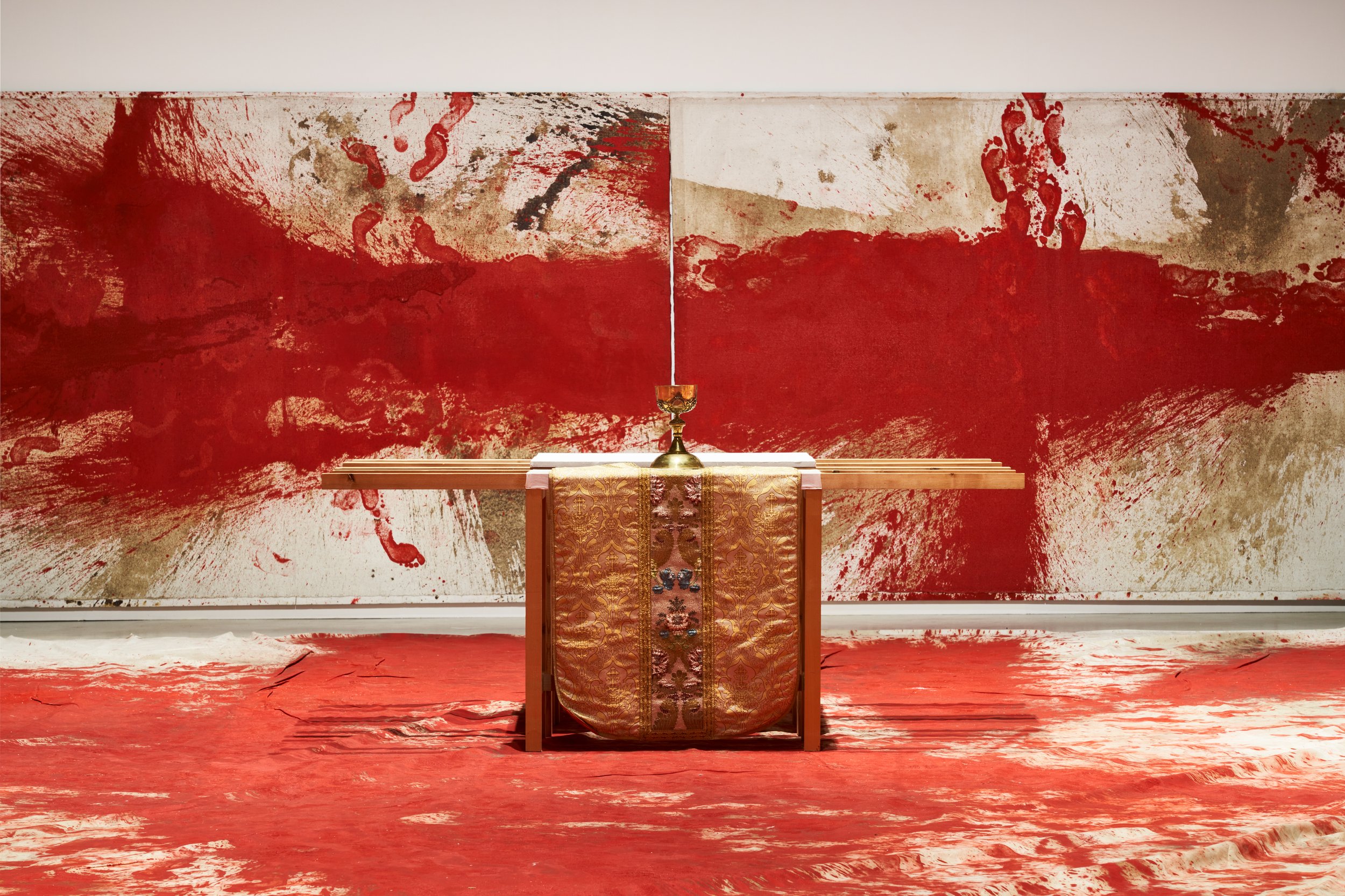 Hermann Nitsch’s 20th painting action during the 59th Venice Biennale. Photo credit © by Marcin Gierat, Zuecca Projects, courtesy Helmut Essl