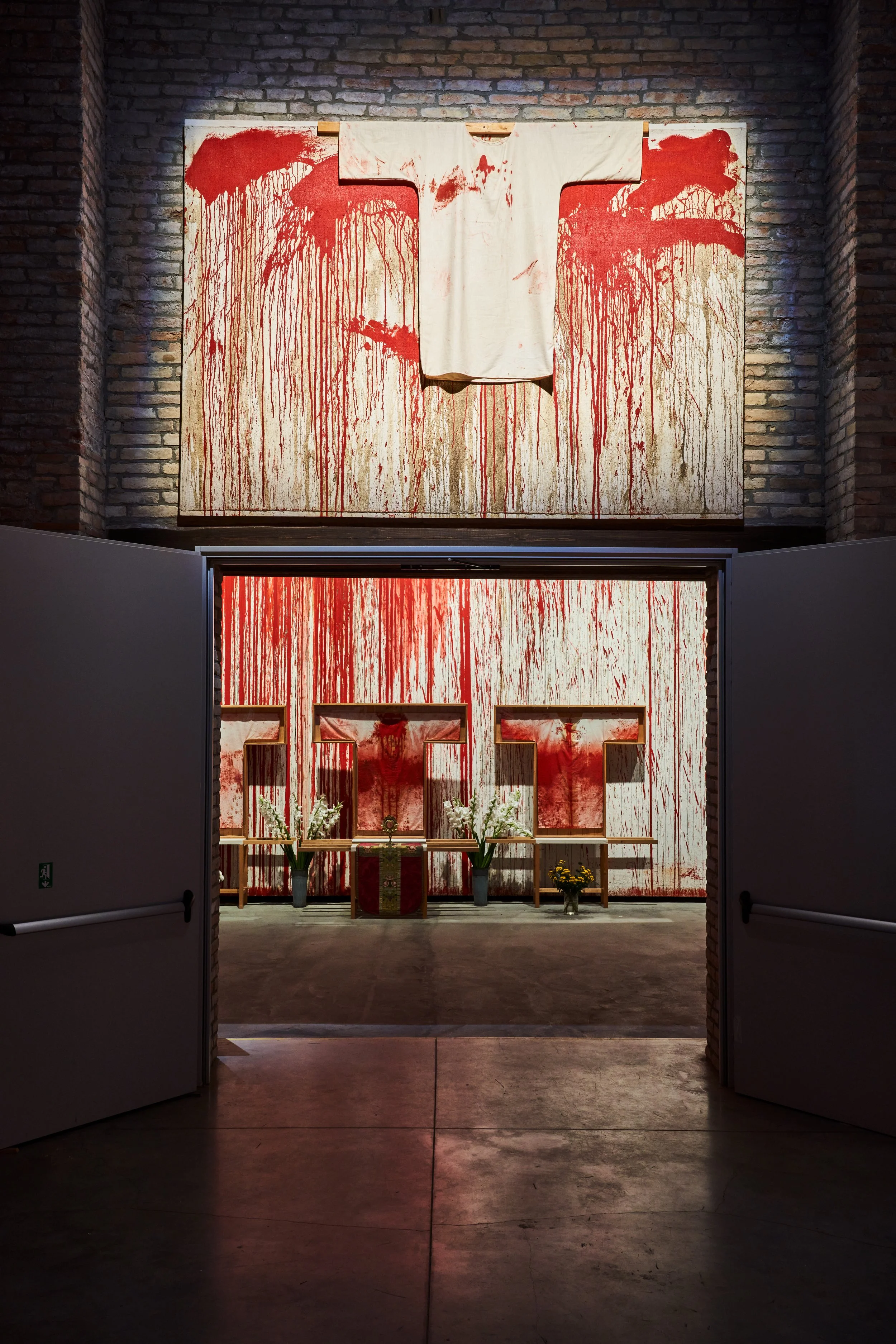 Hermann Nitsch’s 20th painting action during the 59th Venice Biennale. Photo credit © by Marcin Gierat, Zuecca Projects, courtesy Helmut Essl