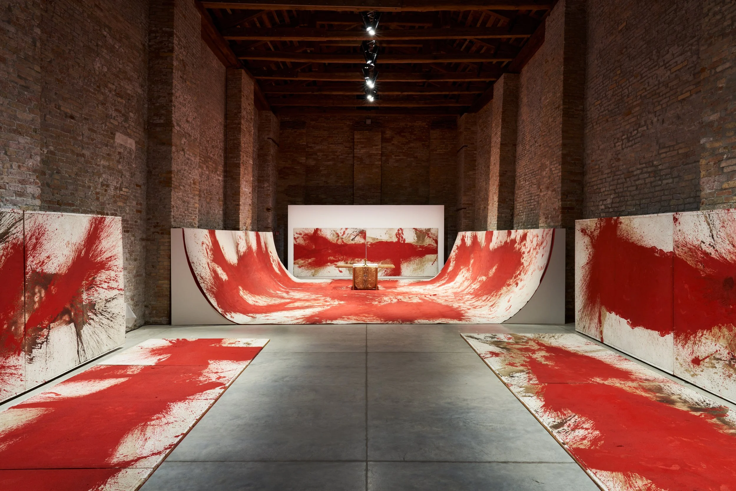Hermann Nitsch’s 20th painting action during the 59th Venice Biennale. Photo credit © by Marcin Gierat, Zuecca Projects, courtesy Helmut Essl