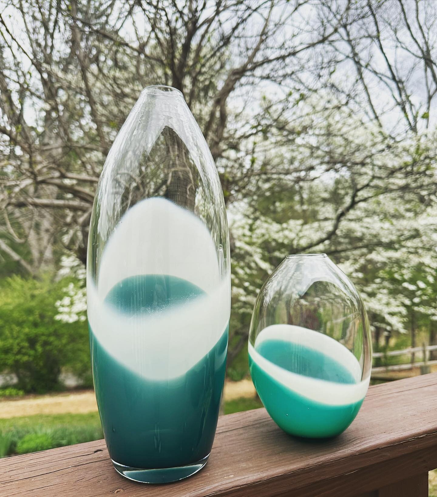 Loving a spring backdrop these days with this nice weather! Alright, what do we think?! Might add a third color and see what it looks like flattened.  Stay tuned 😬💙 dm if interested in purchasing! 
&bull;
&bull;
&bull;
&bull;
#glass #springtime #bl