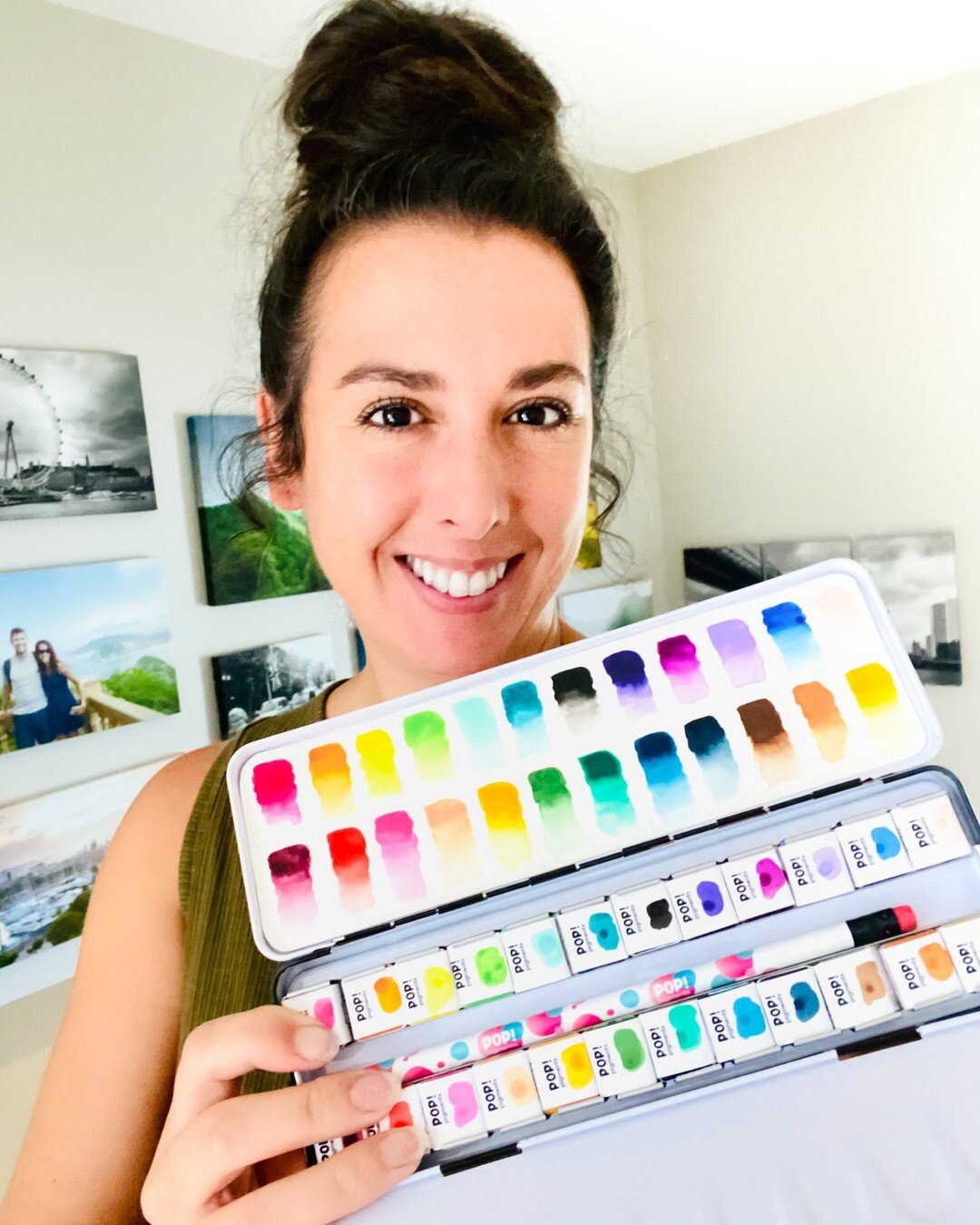 Oupela&iuml; 😍 Je suis pr&ecirc;&ecirc;&ecirc;&ecirc;te ...ish 😂
Si tu r&ecirc;ves de voir en vrai mes aquarelles &eacute;clat&eacute;es, mes cours de peinture en ligne (j'aurai un vid&eacute;o d&eacute;mo &agrave; te pr&eacute;senter et tu peux m&