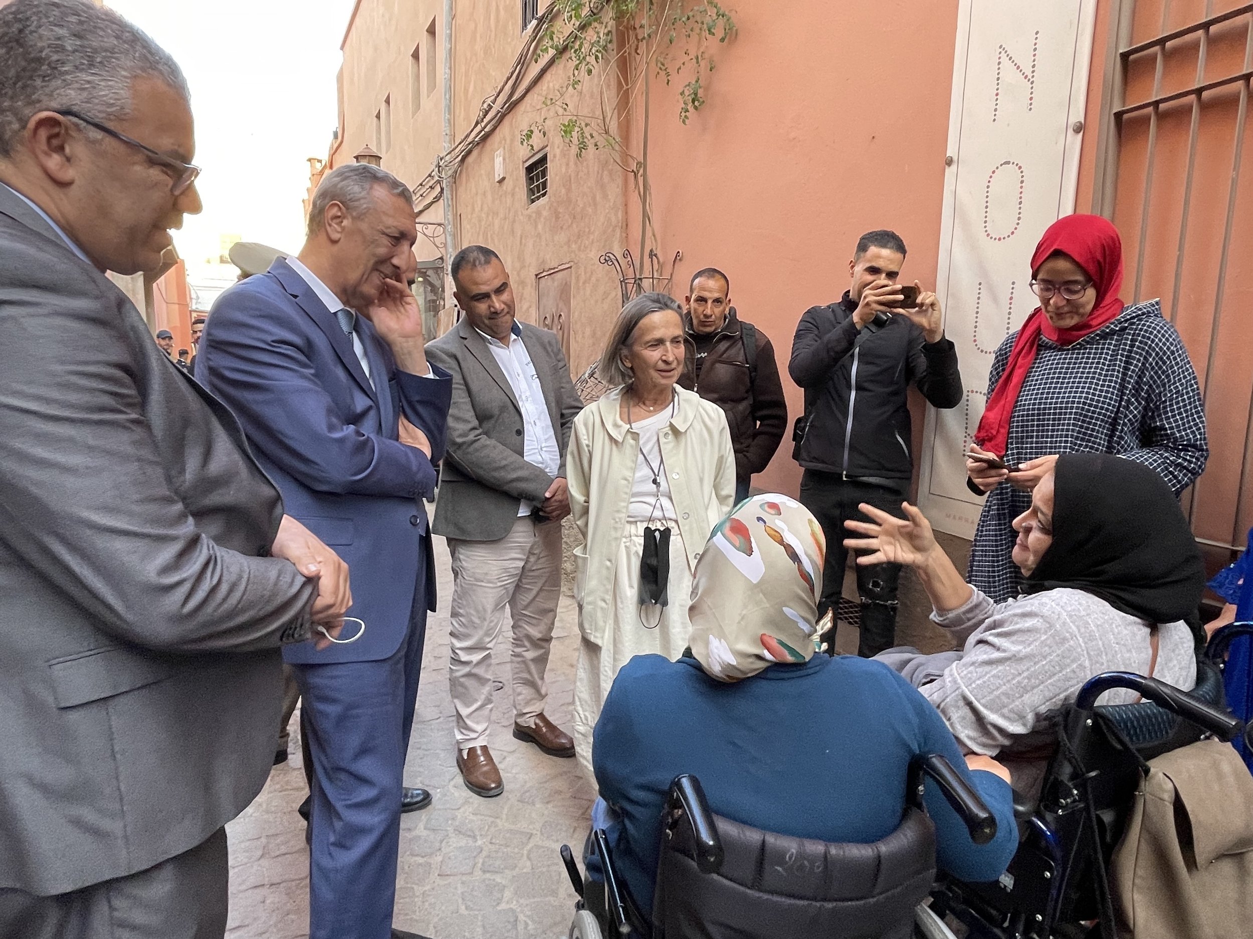 Many beautiful conversations of His Excellency the Wali with women working at Alnour on their way home