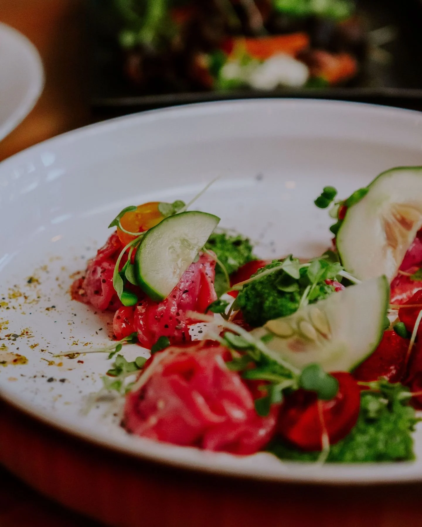 Changement de saison rime avec nouveaux plats &agrave; d&eacute;couvrir! 

On commence fort avec un (incroyable) gravlax de saumon infus&eacute; au gin et betteraves, accompagn&eacute; d&rsquo;une pur&eacute;e d&rsquo;&eacute;pinards et petits pois, 