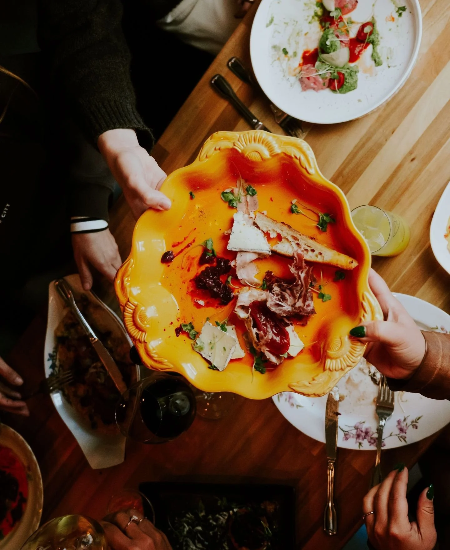 🍅 Notre tout nouveau plateau de fromages &amp; charcuteries de La Cena r&eacute;unit charcuteries, chutney de figues, tomates confites et r&eacute;duction balsamique.

Le d&eacute;crire en un seul mot ? D&eacute;lectable.

Le choix parfait &agrave; 