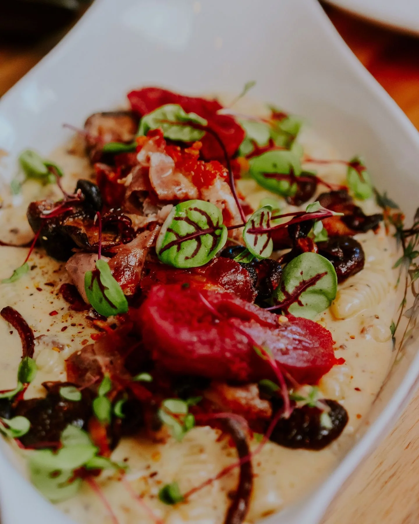 Constat unanime : rien ne réchauffe le cœur comme un bon plat de pâtes quand la température chute 🍝
Découvrez notre cavatelli fait maison (oui oui, Maude les a fait à main) aux champignons et porchetta, napp&