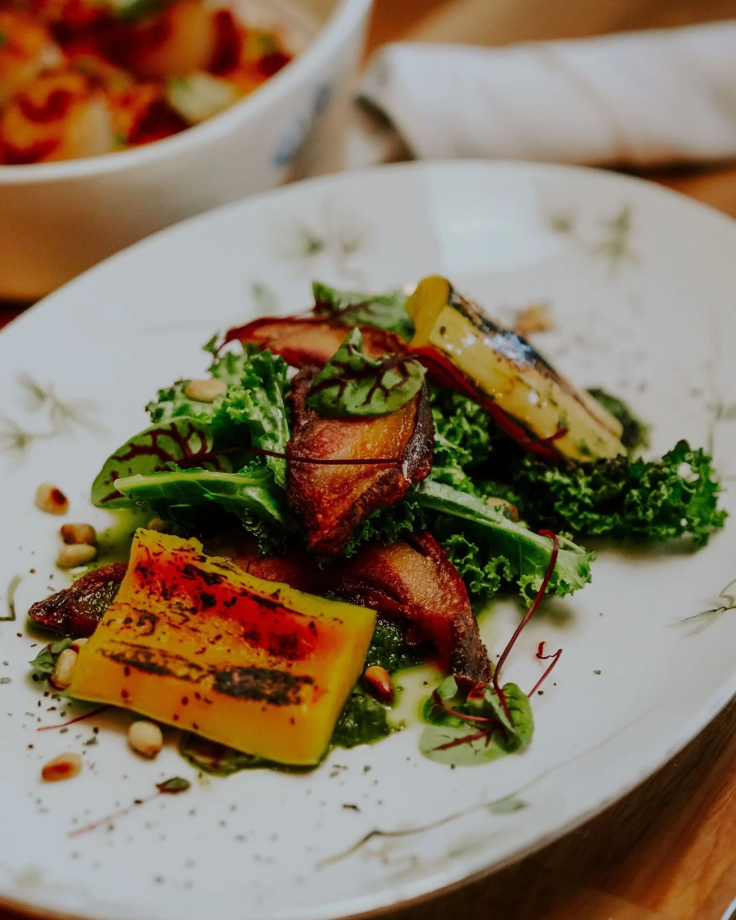 Chez Mont Bistro, les saisons inspirent notre menu. Chaque assiette &eacute;volue au rythme des arrivages pour offrir des saveurs en parfaite harmonie avec le moment pr&eacute;sent ! 

Le r&eacute;sultat? Des plats qui font rayonner les couleurs de l