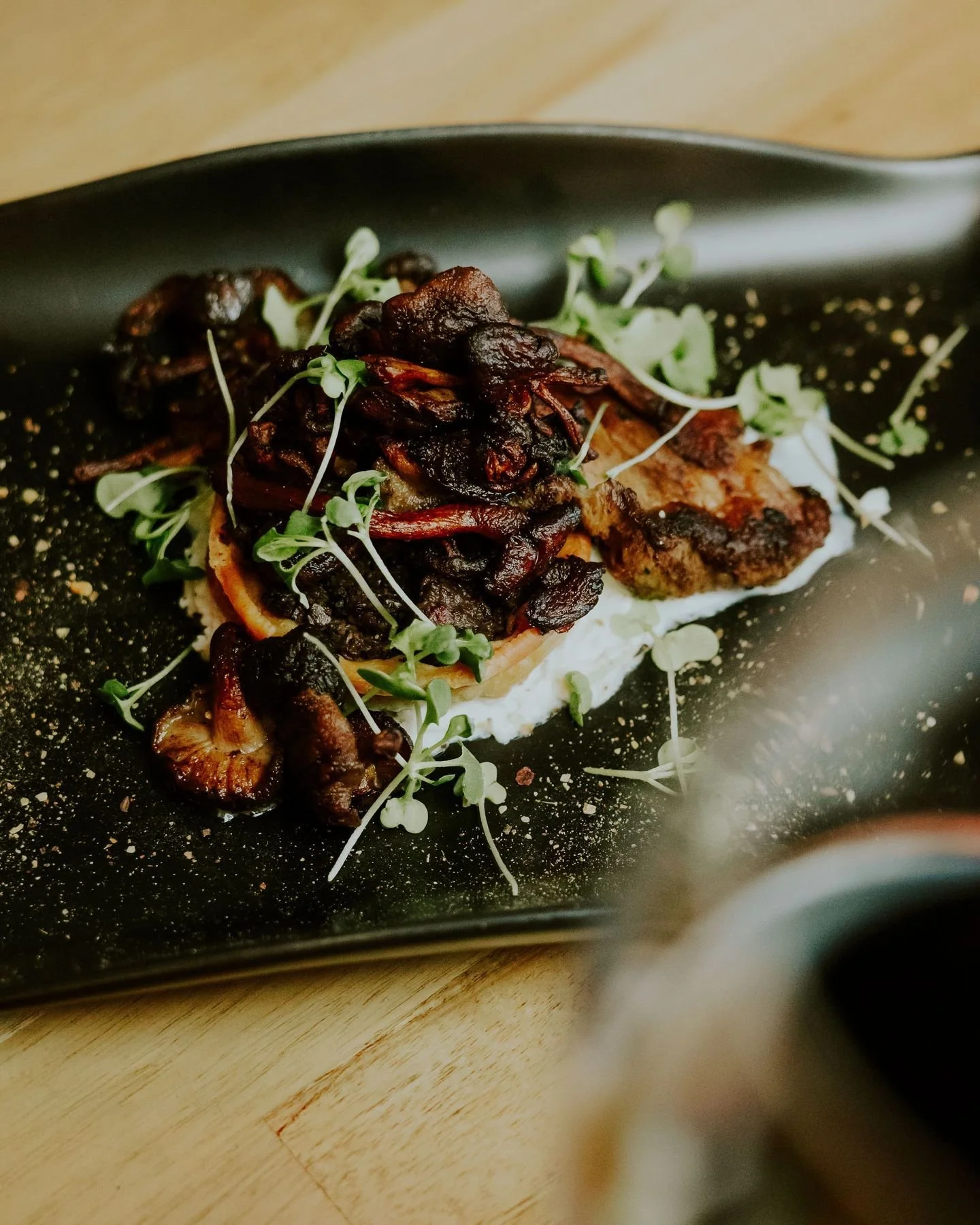 Nouvelle saison, nouvelle obsession. 🍄&zwj;🟫

Notre tartelette aux champignons du Versant, avec sa duxelle cr&eacute;meuse et sa touche de ricotta &agrave; la truffe, a tout pour devenir votre entr&eacute;e coup de c&oelig;ur de l&rsquo;automne ! 
