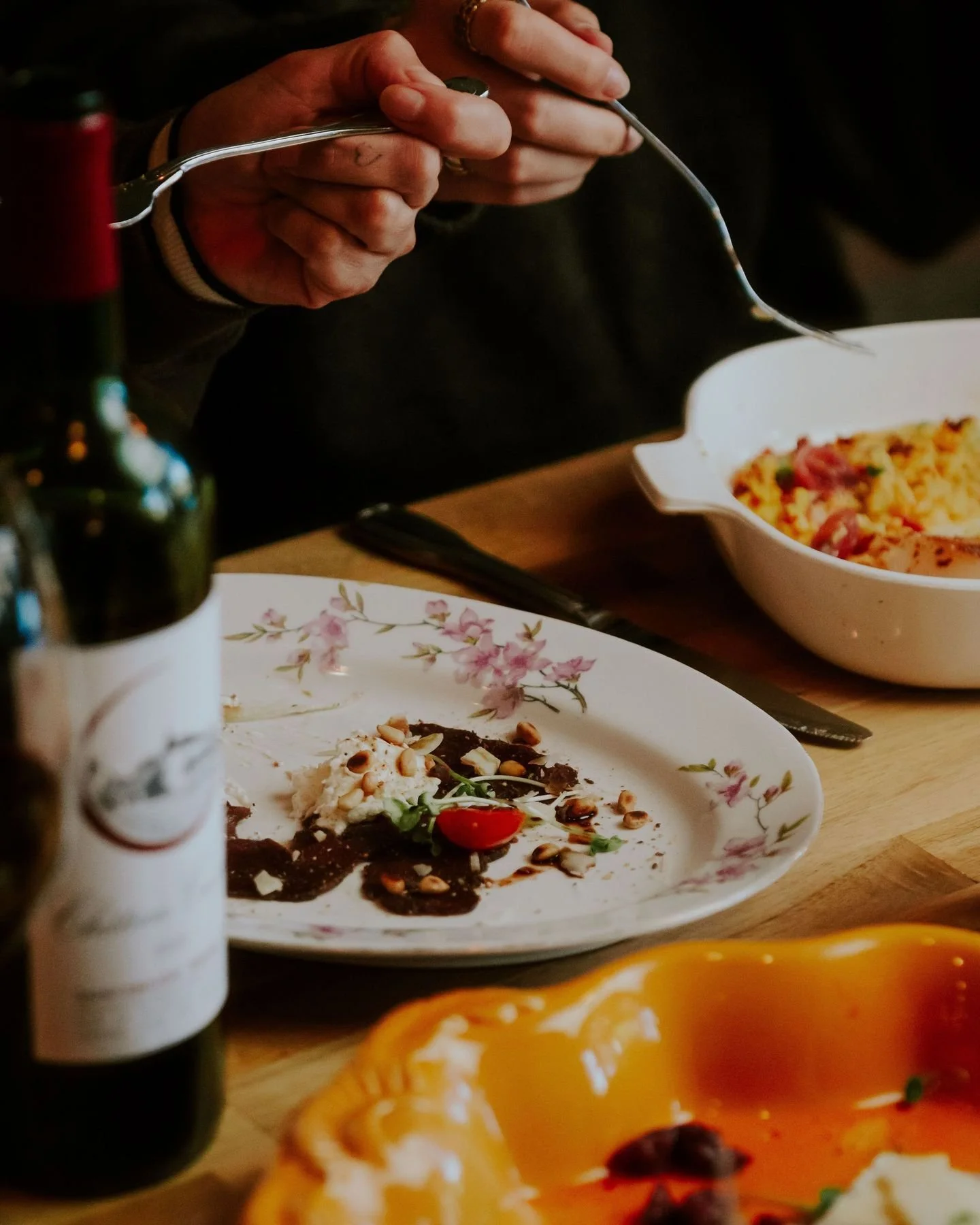 Venir chez Mont Bistro en novembre, c&rsquo;est :

🍷 S&rsquo;installer confortablement avec une bonne coupe de vin
🍽️ Se laisser tenter par nos plats r&eacute;confortants
🤎 Savourer l&rsquo;instant pleinement

On vous accueille du jeudi au lundi, 
