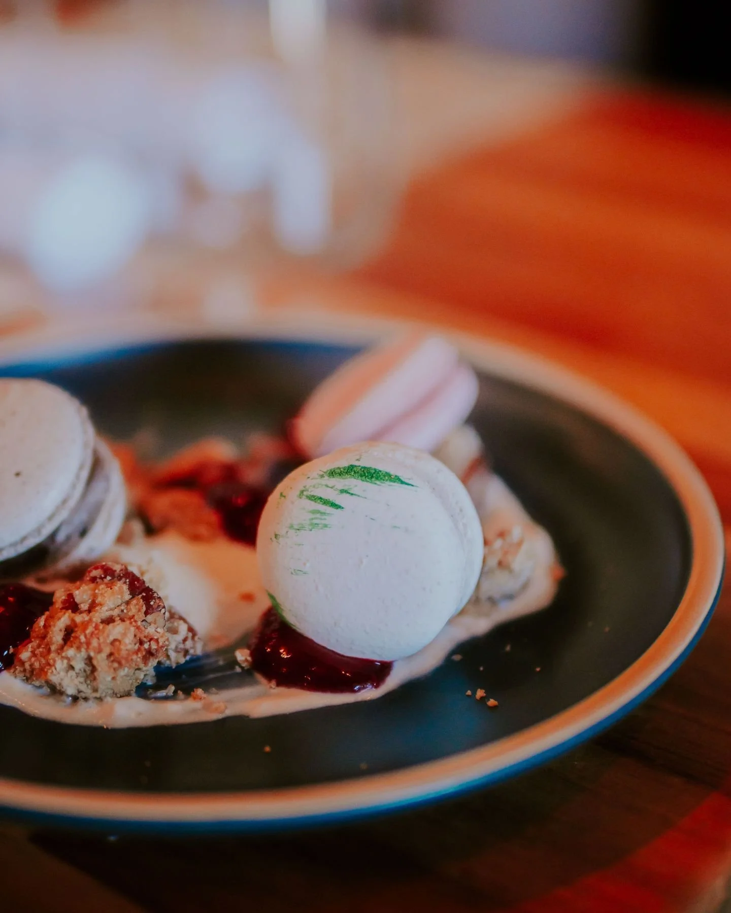 Envie de terminer sur une note sucr&eacute;e et gourmande ? 🤍

Une nouveaut&eacute; sur la carte : les macarons de notre amie Genevi&egrave;ve de @cacaovanillemacarons &mdash; l&eacute;gers, sucr&eacute;s &amp; parfaits pour combler l&rsquo;envie d&