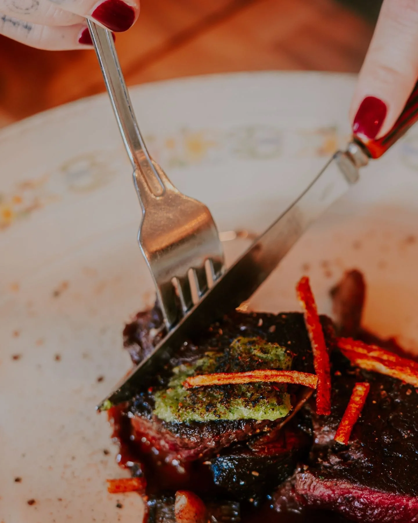 On se retrouve d&egrave;s demain &agrave; midi et jusqu&rsquo;&agrave; lundi soir dans une ambiance cosy, o&ugrave; bons vins et plats savoureux se succ&egrave;dent ! ✨

Bon mercredi &agrave; tous !

#MONTBRISTRO #saintsauveur #restaurant #bistro #to