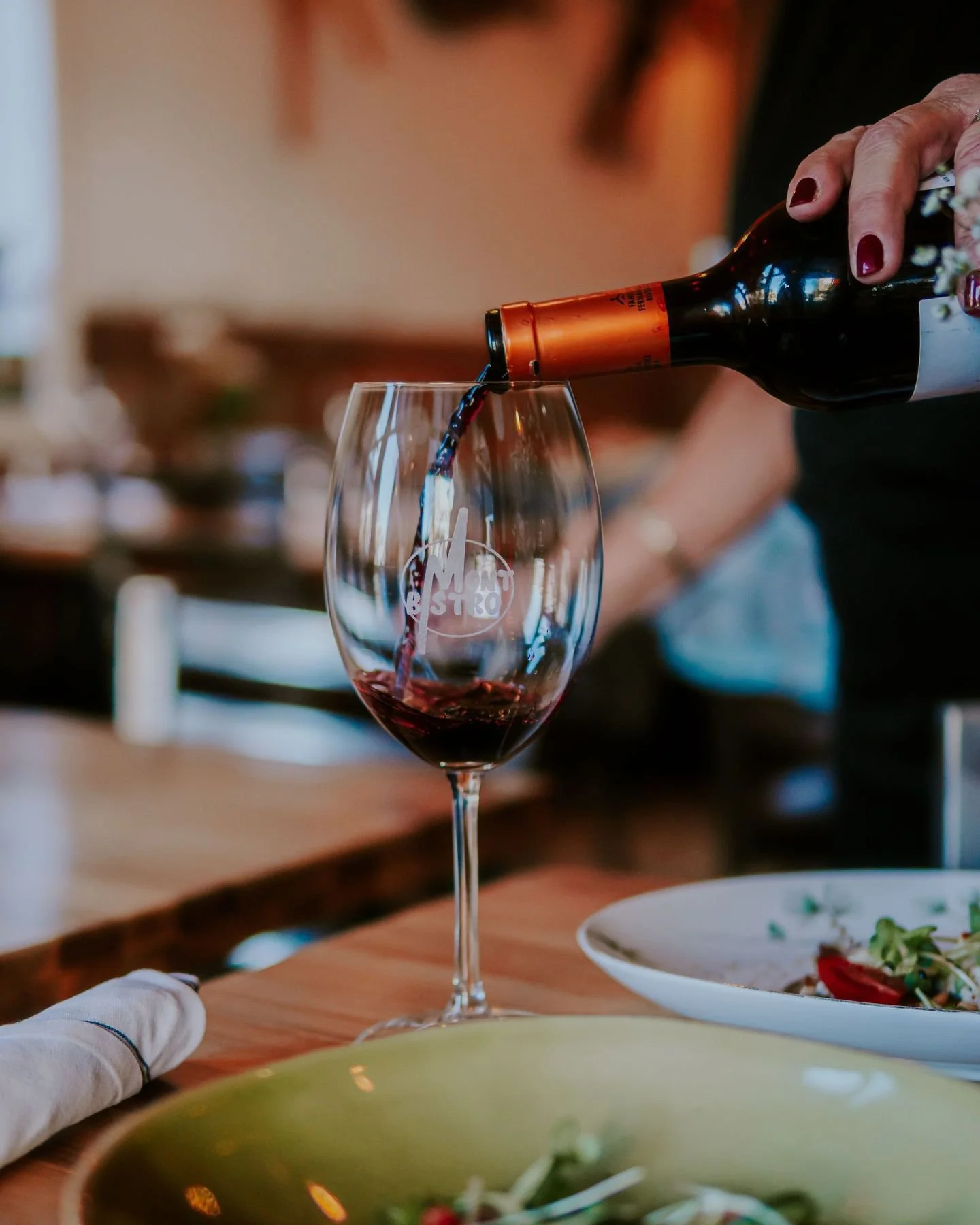 Le saviez-vous?
Notre carte des vins est presque enti&egrave;rement compos&eacute;e d&rsquo;importations priv&eacute;es (oui oui) 🍷

Une fa&ccedil;on pour nous de vous faire d&eacute;couvrir de v&eacute;ritables petits bijoux, soigneusement s&eacute