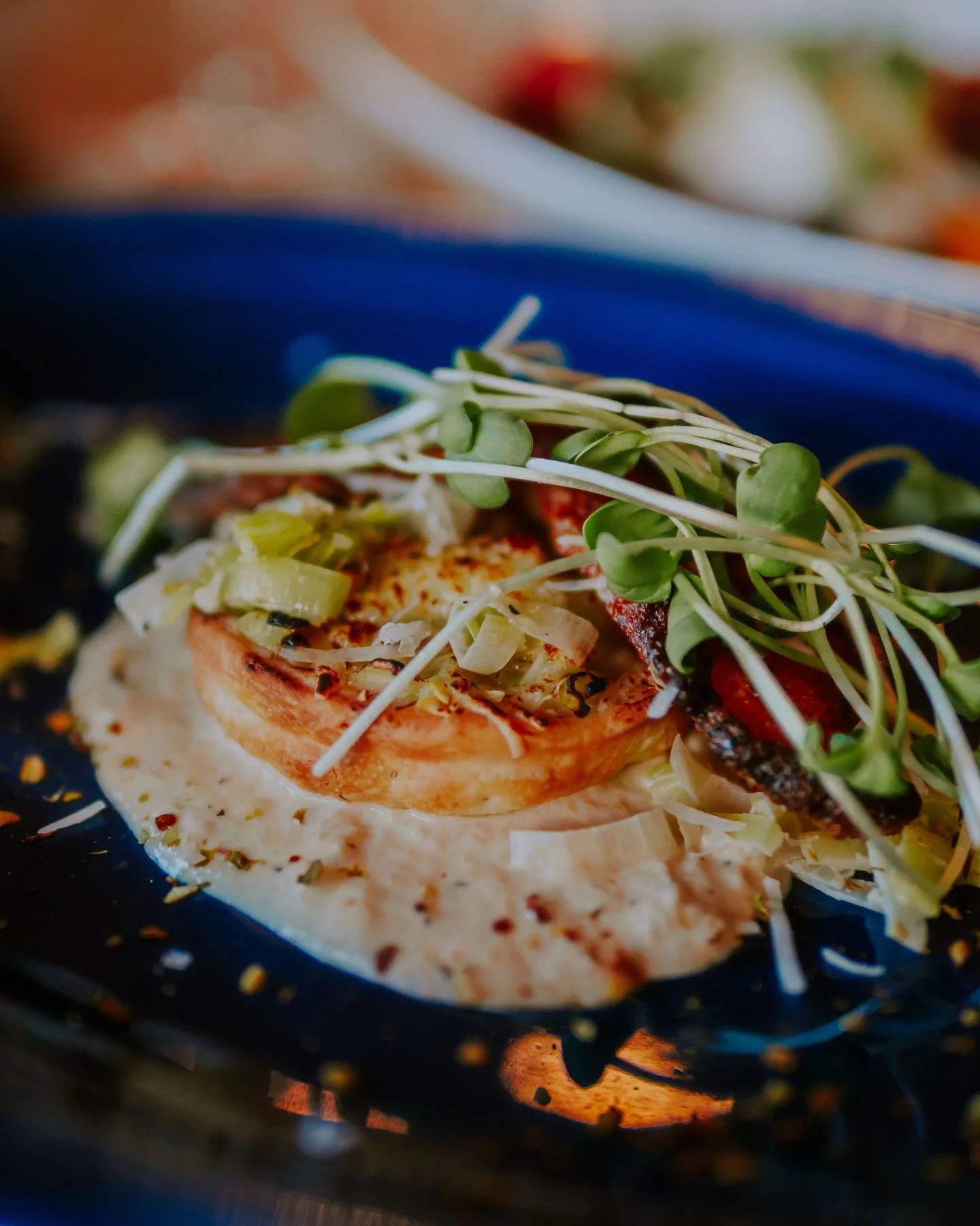 👋🏼 Avis aux passionn&eacute;s de fromage : cette tartelette est pour vous.

Poireaux fondants, g&eacute;n&eacute;reusement gratin&eacute;s au fromage Louis d&rsquo;Or &mdash; un plat r&eacute;confortant, savoureux et franchement difficile &agrave; 
