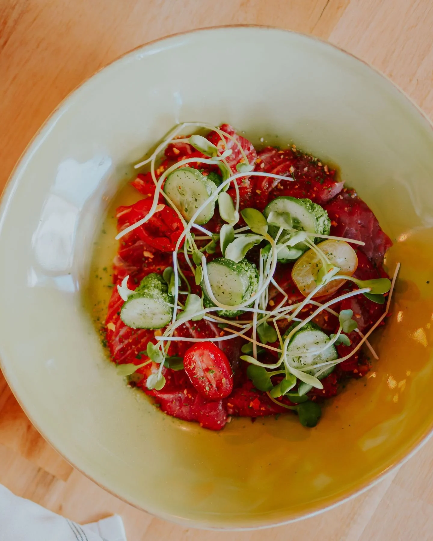 On s&rsquo;entend sur une chose : du cru, c&rsquo;est bon en toute saison ! 🌨️🎣

Des entr&eacute;es fra&icirc;ches, d&eacute;licates et pleines de caract&egrave;re, parfaites autant en &eacute;t&eacute; qu&rsquo;au c&oelig;ur de l&rsquo;hiver.

Et 