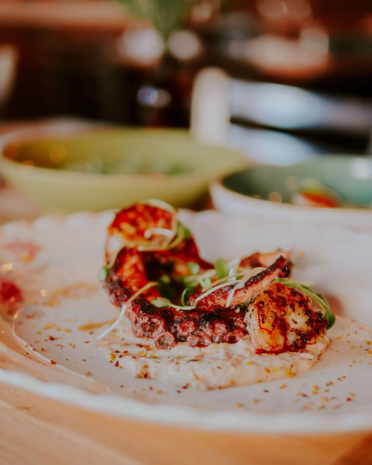 Impossible de l&rsquo;enlever du menu parce que notre pieuvre grill&eacute;e est carr&eacute;ment le chouchou de tous nos invit&eacute;s. 🐙

Servie avec chorizo doux, l&eacute;gumes grill&eacute;s &amp; sauce cr&eacute;meuse au ma&iuml;s, c&rsquo;es