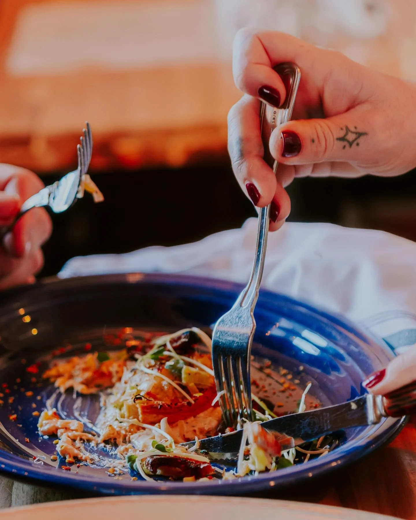 Ici, on aime prendre de tout et partager.

Parce que le plaisir est toujours meilleur quand les assiettes circulent, que les fourchettes se croisent et que chaque bouch&eacute;e devient une d&eacute;couverte ! 🍽️

Entr&eacute;es, plats, coups de c&o
