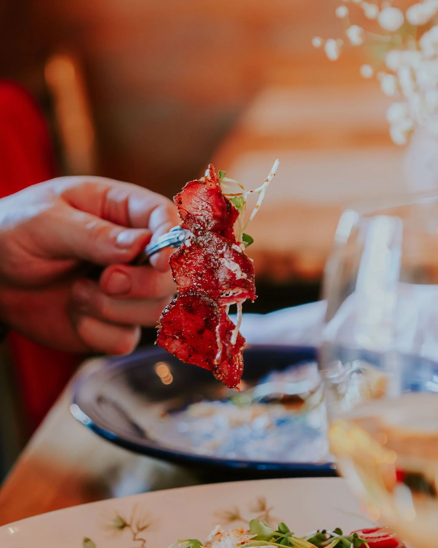 La parfaite tranche de carpaccio, c'est celle-l&agrave;. 

Fine, d&eacute;licate &amp; juste assez fondante pour se d&eacute;poser sur le palais. Difficile de r&eacute;sister, hein ? 😮💨

Bonne semaine &agrave; tous !

#MONTBRISTRO #saintsauveur #re