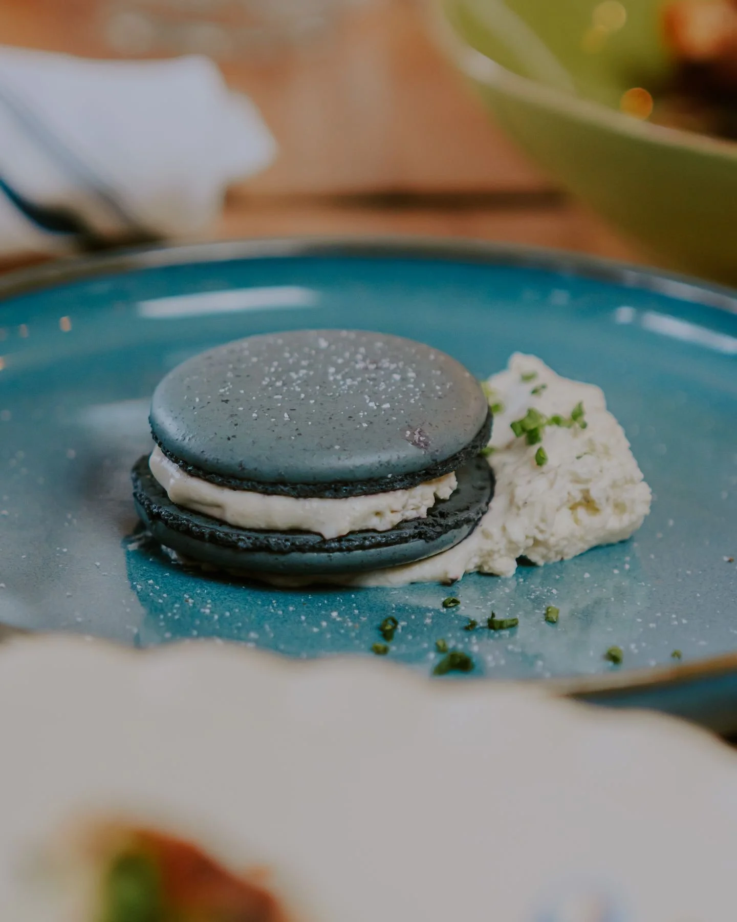 Passion truffe jusque dans notre nouvel amuse-bouche. 🤝🏻

Est-ce qu&rsquo;on a vraiment cr&eacute;&eacute; un macaron sal&eacute; &agrave; la ricotta &agrave; la truffe? Oh que ouuuiiiii. 🤝🏼

Dispo sur la carte du soir seulement -
On se retrouve 
