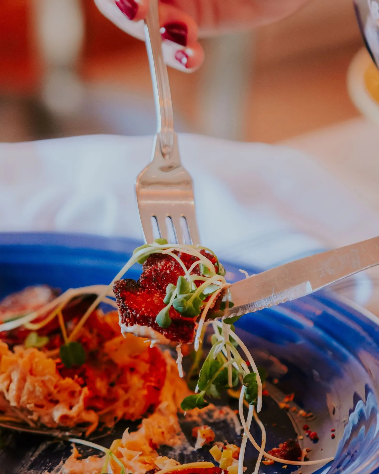 Peu importe la saison, vous retrouverez toujours ce que vous aimez : des plats r&eacute;confortants, des saveurs bien pens&eacute;es et ce petit quelque chose qui donne envie de revenir, semaine apr&egrave;s semaine. 🍷

Des assiettes savoureuses, &a