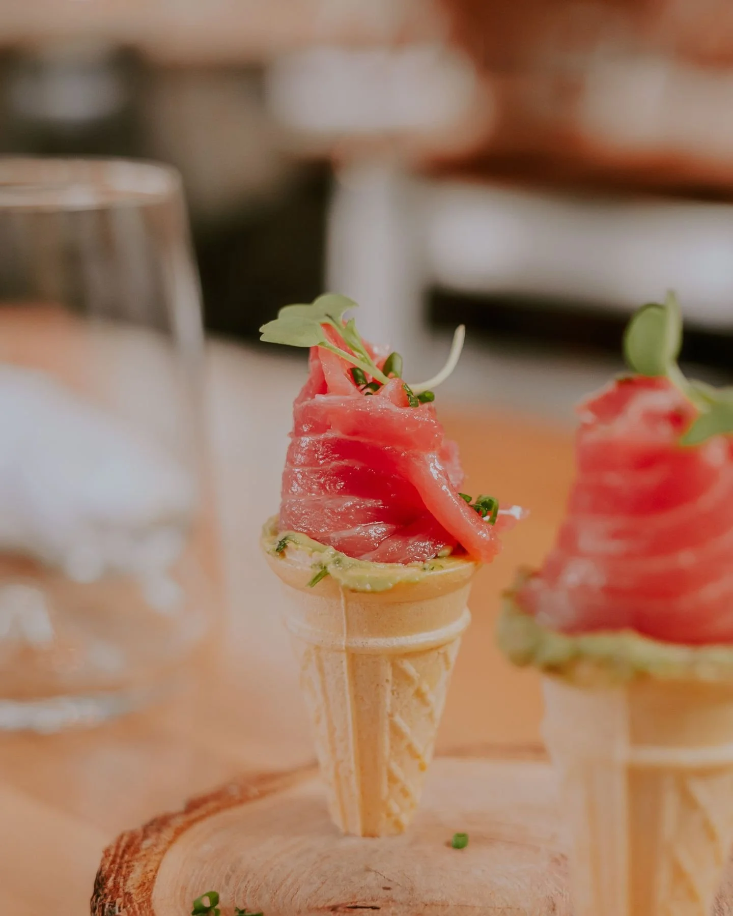 On vous avertit tout de suite : cette bouch&eacute;e est dangereusement app&eacute;tissante. 😮💨

Cornet au gravlax, cr&egrave;me de fromage aux &eacute;pinards et petites pousses &mdash; un nouvel amuse-bouche qui fait saliver avant m&ecirc;me la p