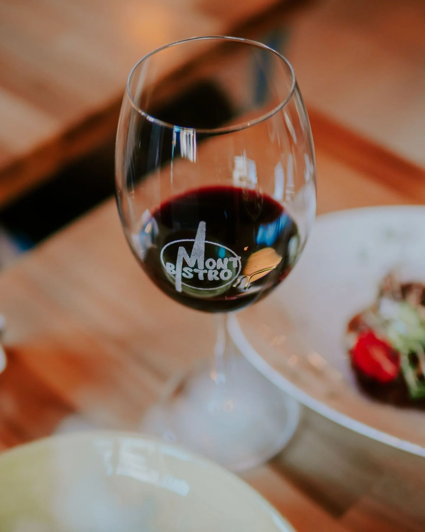 Un bon vin rouge, une ambiance chaleureuse et des plats d&eacute;cadents : la recette d&rsquo;un repas parfait. 🤎

Pssst... C&rsquo;est exactement ce que vous retrouvez chez Mont Bistro !

R&eacute;servez votre prochaine visite | 📞 (450) 744‑1766

