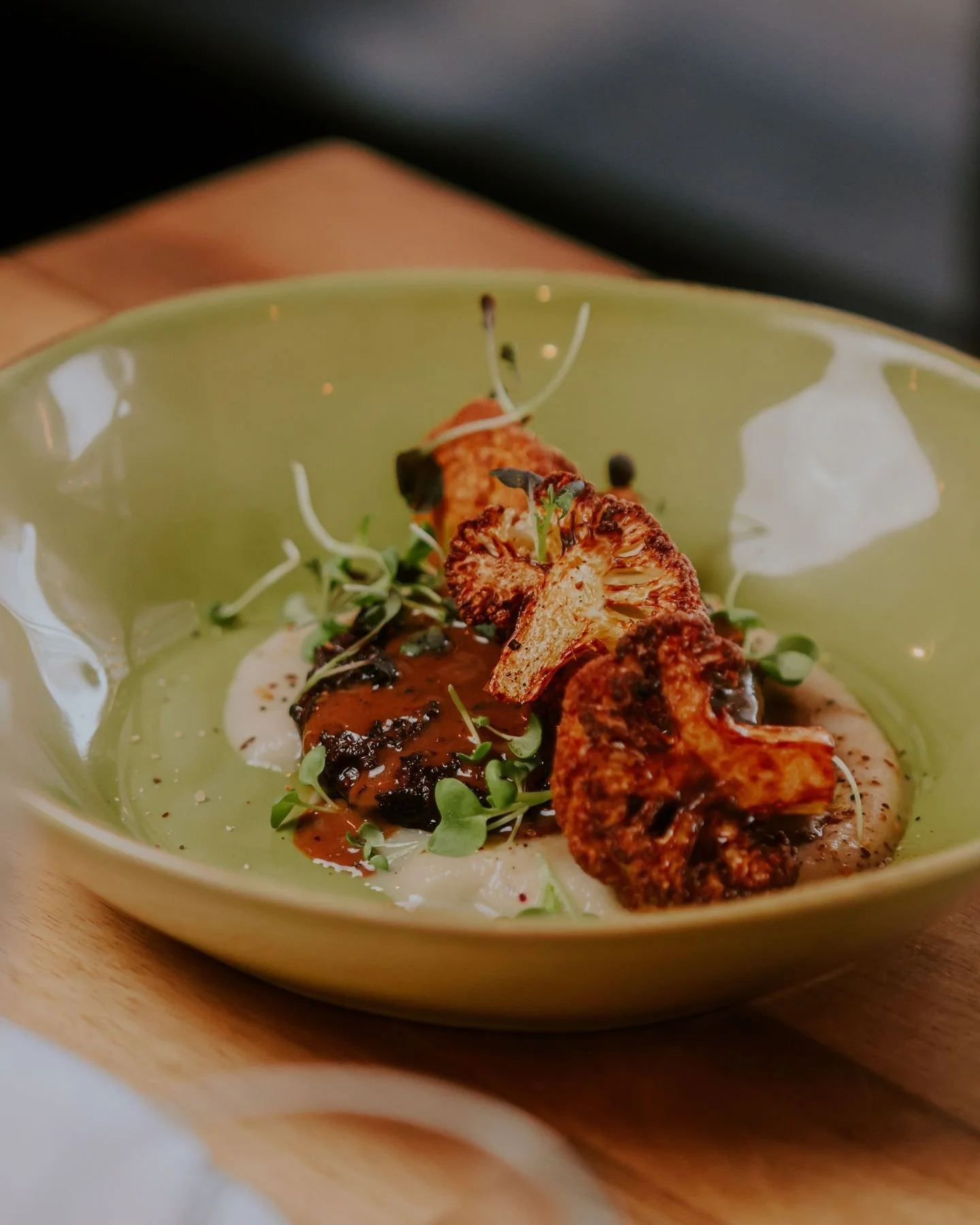Certains plats ne se d&eacute;modent jamais et notre boudin maison en fait d&eacute;finitivement partie. 😍

Servi avec des choux-fleur frits et une pur&eacute;e de choux-fleur, c&rsquo;est un classique qui s&eacute;duit ann&eacute;e apr&egrave;s ann