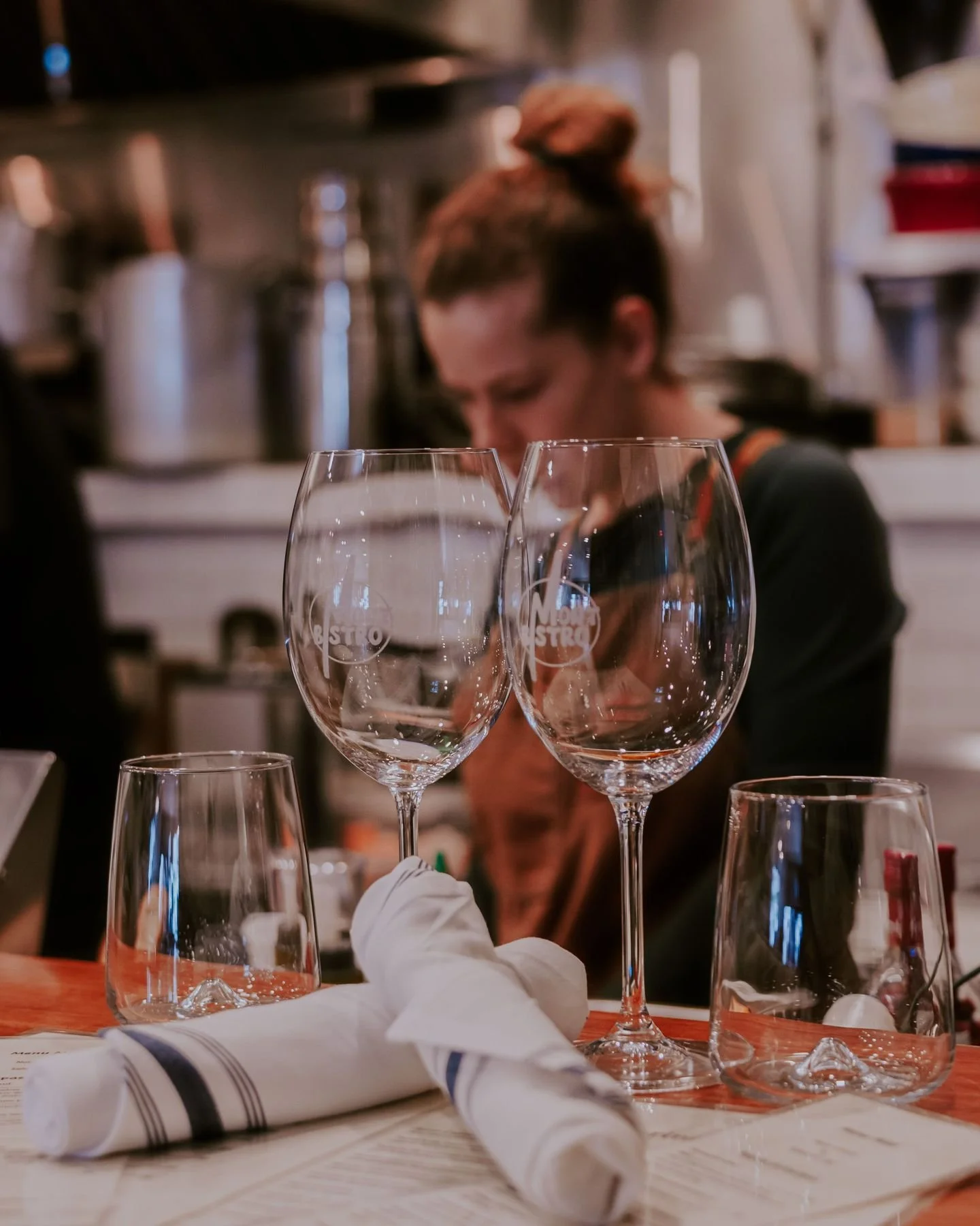 Le lunch chez Mont Bistro, c&rsquo;est le moment parfait pour se r&eacute;galer. 🍽️🥬🍅

Du jeudi au lundi, jusqu&rsquo;&agrave; 15h, nos plats du midi regorgent de petites p&eacute;pites qui viennent &eacute;gayer votre pause, que ce soit en pleine