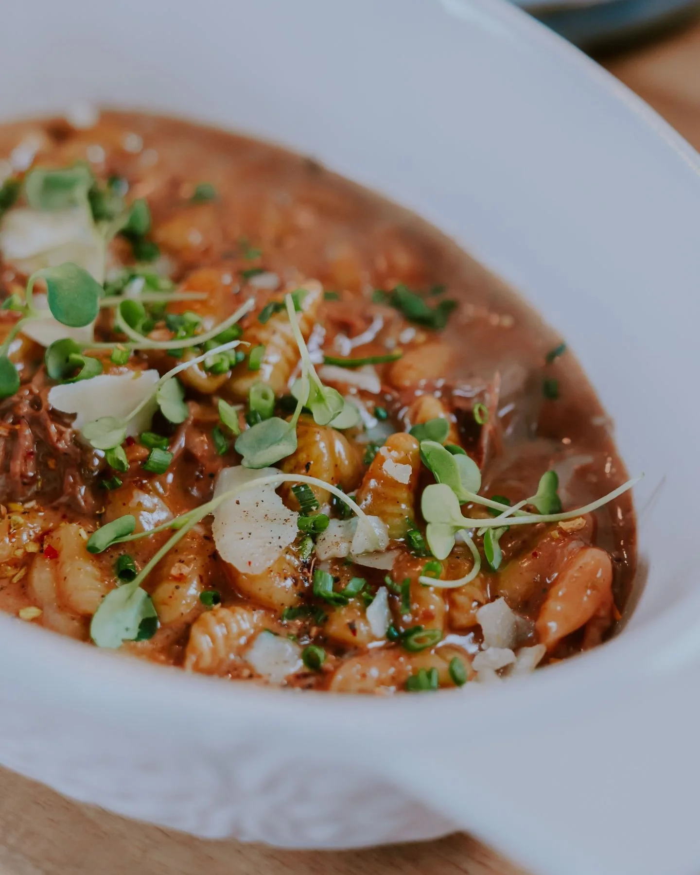 Rien de plus r&eacute;confortant en plein hiver qu&rsquo;un plat de p&acirc;tes maison qui fume encore quand il arrive &agrave; table. 🍽️🤎

D&eacute;couvrez notre cavatelli maison aux champignons &amp; porchetta, napp&eacute; d&rsquo;une sauce cr&e