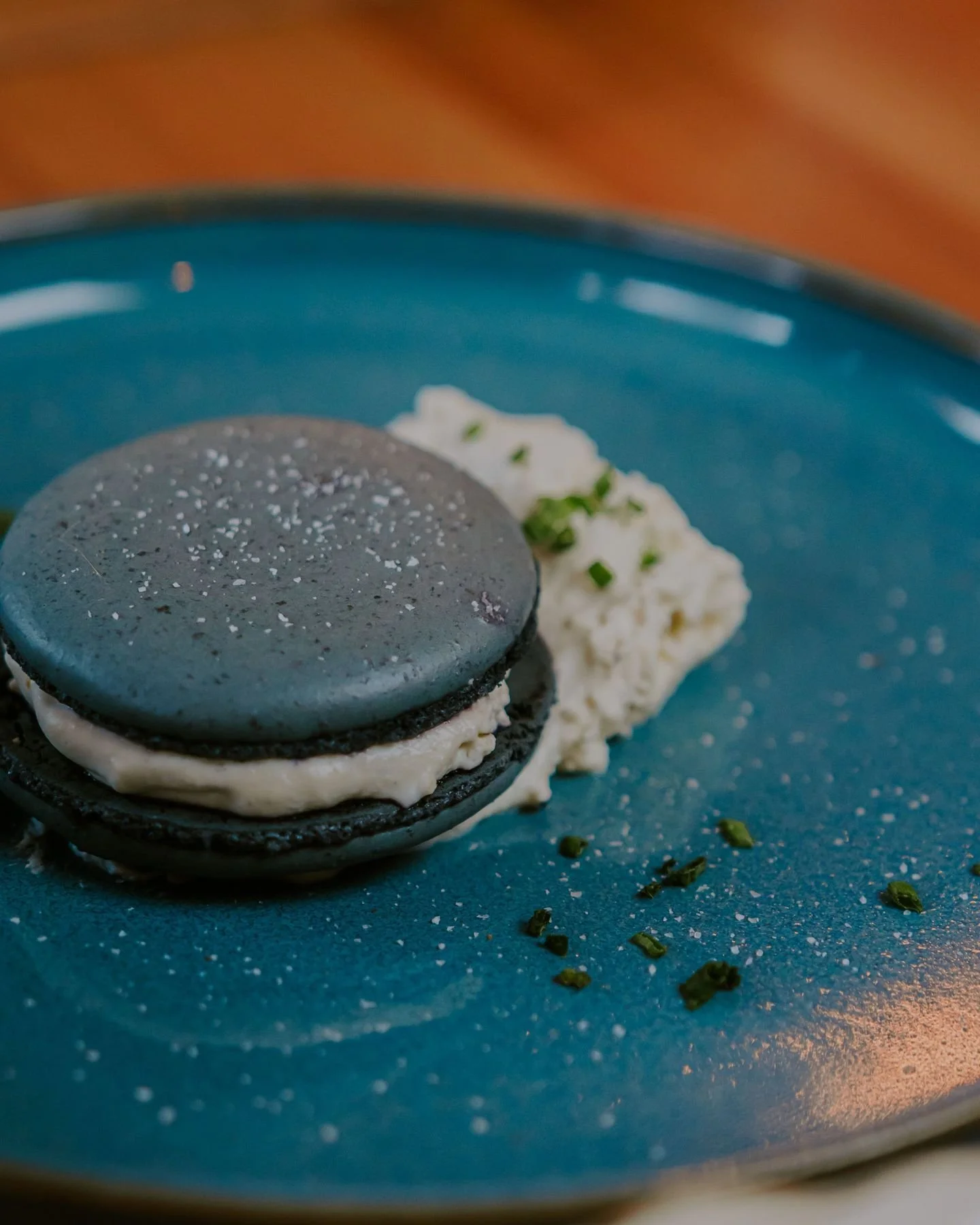 Notre d&eacute;finition du macaron sal&eacute; : le meilleur des deux mondes. 😏

Une bouch&eacute;e l&eacute;g&egrave;re, mais totalement gourmande. L&rsquo;amuse-bouche parfait pour commencer un repas du soir en beaut&eacute; !

#MONTBRISTRO #saint