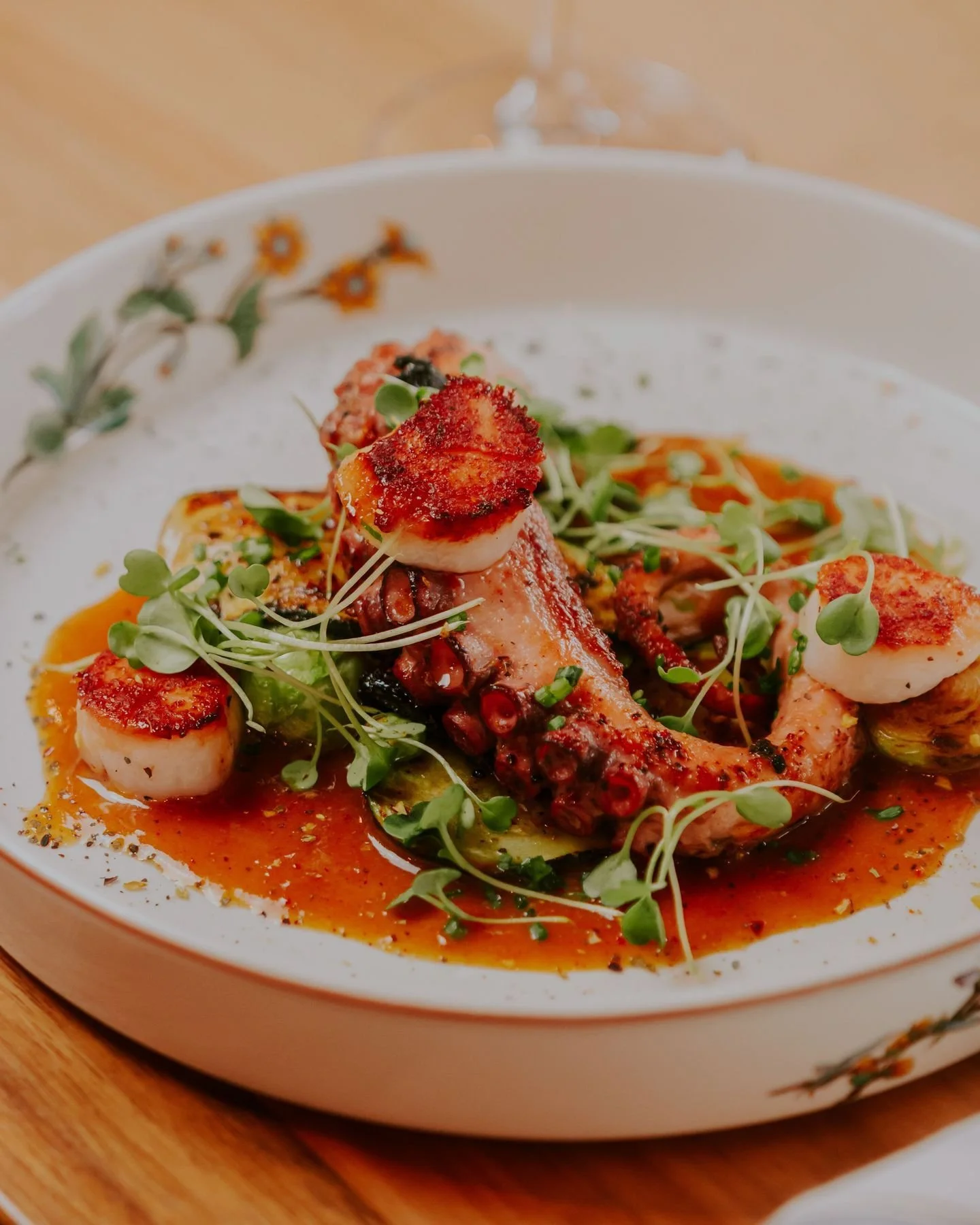 Si toi aussi tu es fan de pieuvre : like ce post ! 🐙💛

Toujours pr&eacute;par&eacute; avec amour, nous vous pr&eacute;sentons ce plat selon notre inspiration du moment et nos arrivages locaux !

&Agrave; un coup de fil d'une r&eacute;servation | 📞