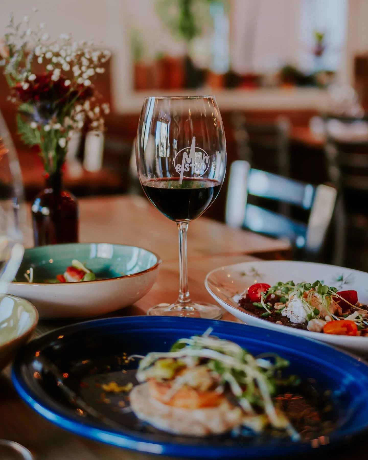 Le printemps + le vin = toujours un bon match. 🍷

Of course, on a d&eacute;gust&eacute; d&rsquo;excellentes bouteilles pendant les derniers mois, mais avec les terrasses et les beaux jours qui arrivent tranquillement, on commence d&eacute;j&agrave; 