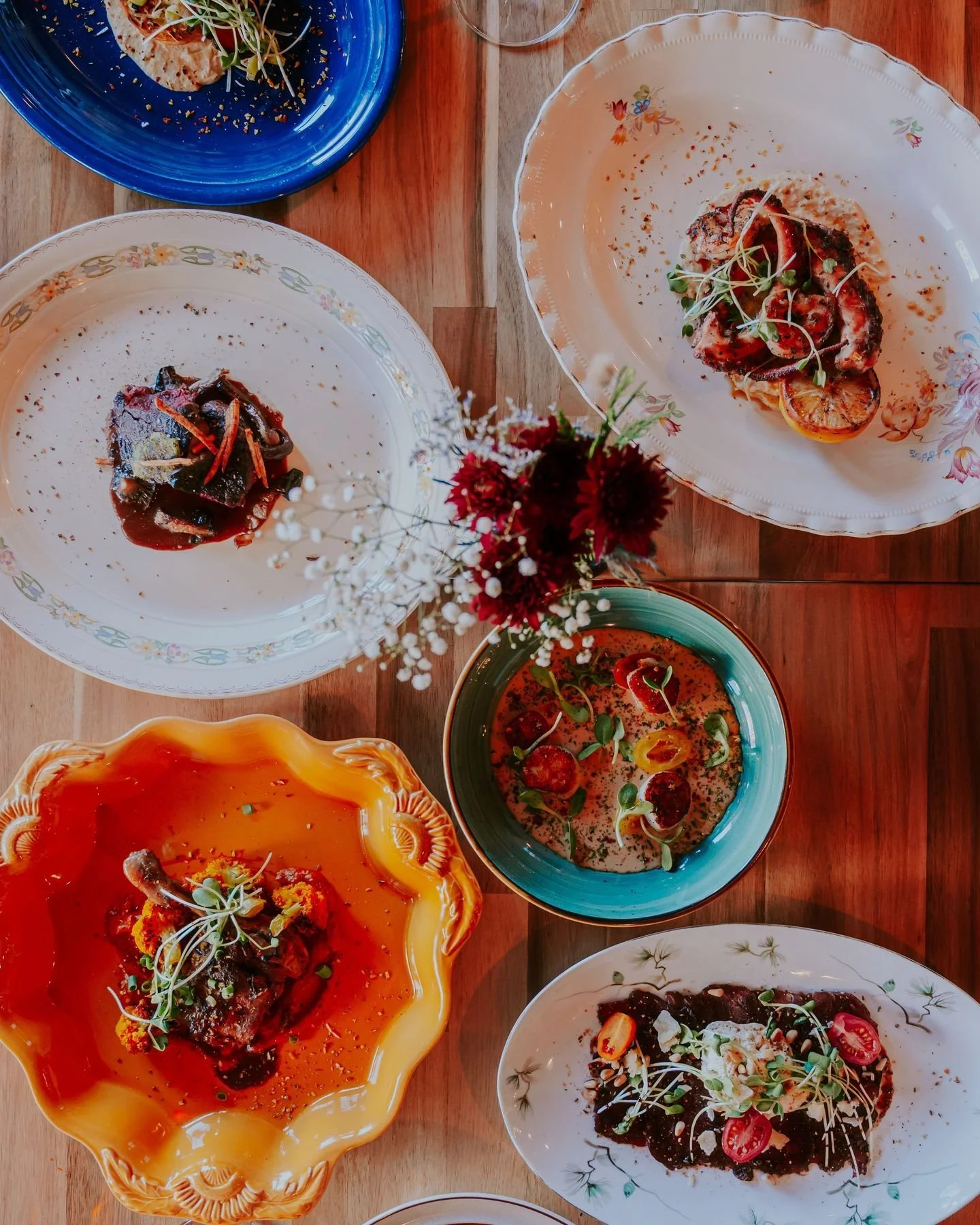 Une table bien remplie, des saveurs venues de partout et cette ambiance qui rend chaque repas si agr&eacute;able! C&rsquo;est exactement &ccedil;a, l'exp&eacute;rience Mont Bistro.🍴💐

R&eacute;servez votre table d&egrave;s maintenant | 📞 (450) 744