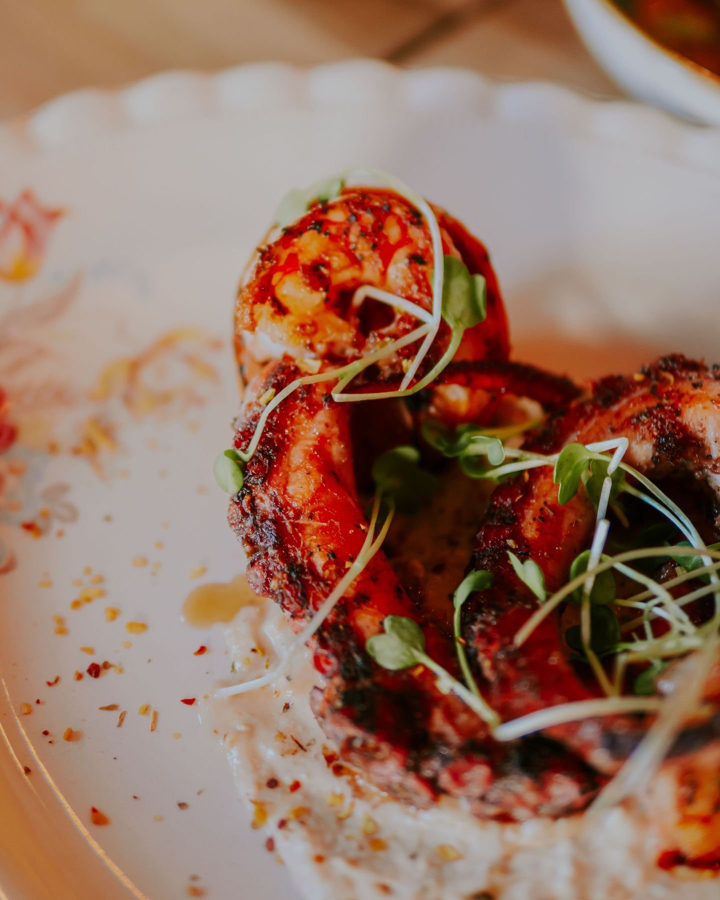 &Ecirc;tes-vous pr&ecirc;ts pour notre nouveau menu qui d&eacute;barque en mai? 💭

Notre ligne directrice : fra&icirc;cheur, couleurs et saveurs gourmandes au rendez-vous. 🥬🍅🥩 On a tellement h&acirc;te de vous le pr&eacute;senter! 

R&eacute;serv