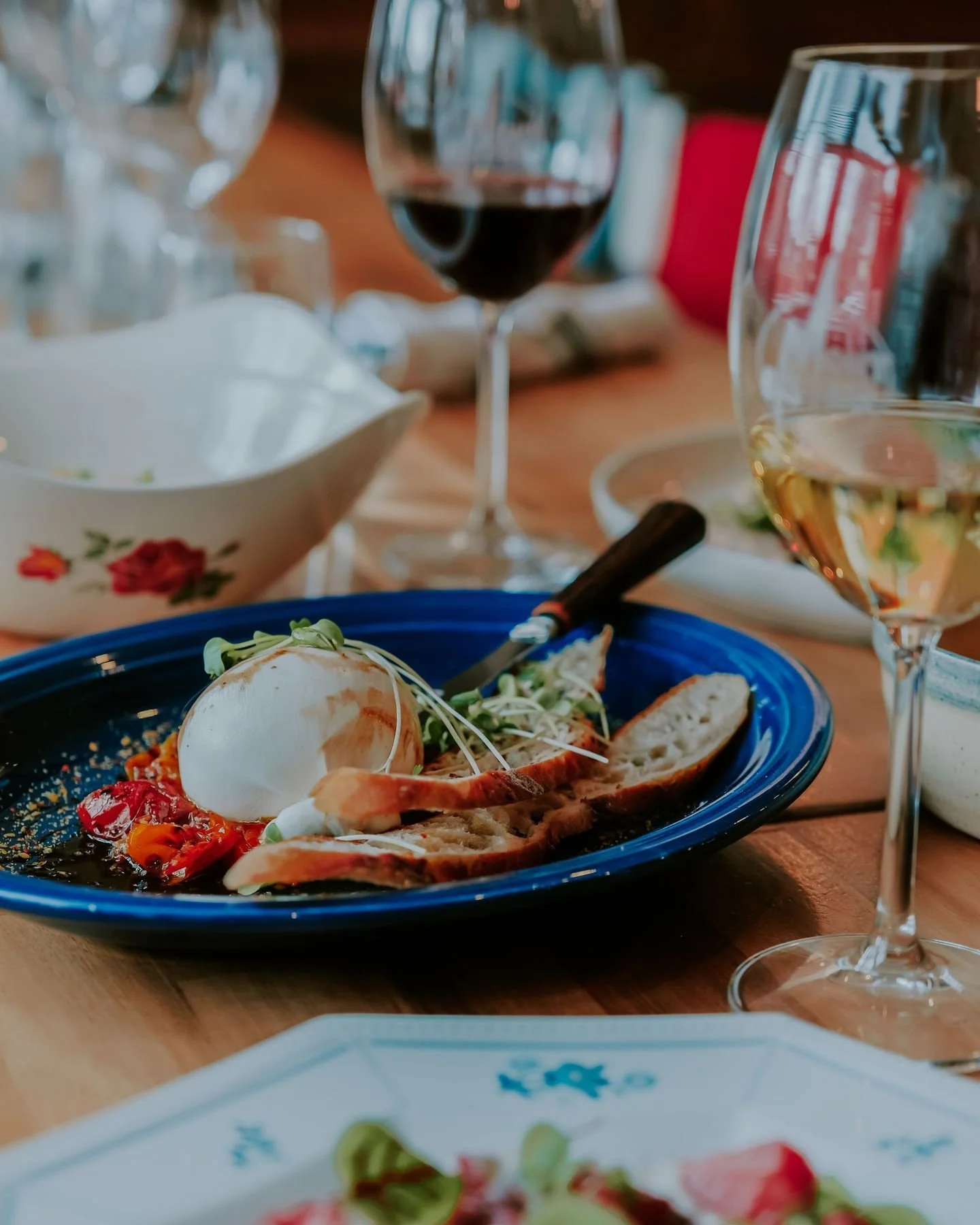 Une burrata au centre de la table, quelques fourchettes qui se croisent, un verre de vin pas trop loin&hellip; &Ccedil;a ressemble pas mal &agrave; un classique estival dont on ne se lasse jamais! 🍴🍅

Passez nous voir ce weekend | (450) 744-1766

#
