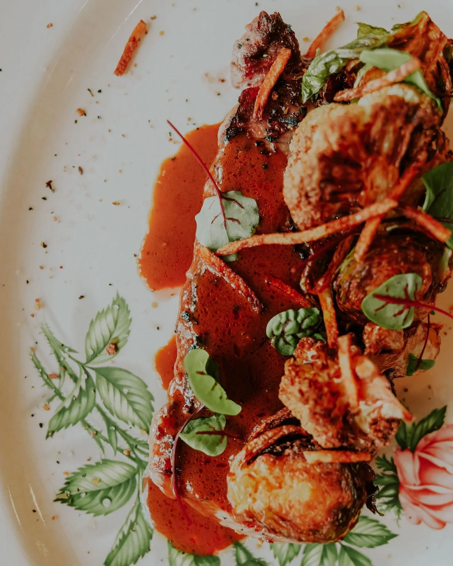 La beaut&eacute; de notre pi&egrave;ce du boucher, c&rsquo;est qu&rsquo;elle change constamment. 🥩

Selon les arrivages, les inspirations du moment &amp; les envies de la cuisine, chaque visite peut vous faire d&eacute;couvrir une toute nouvelle ass