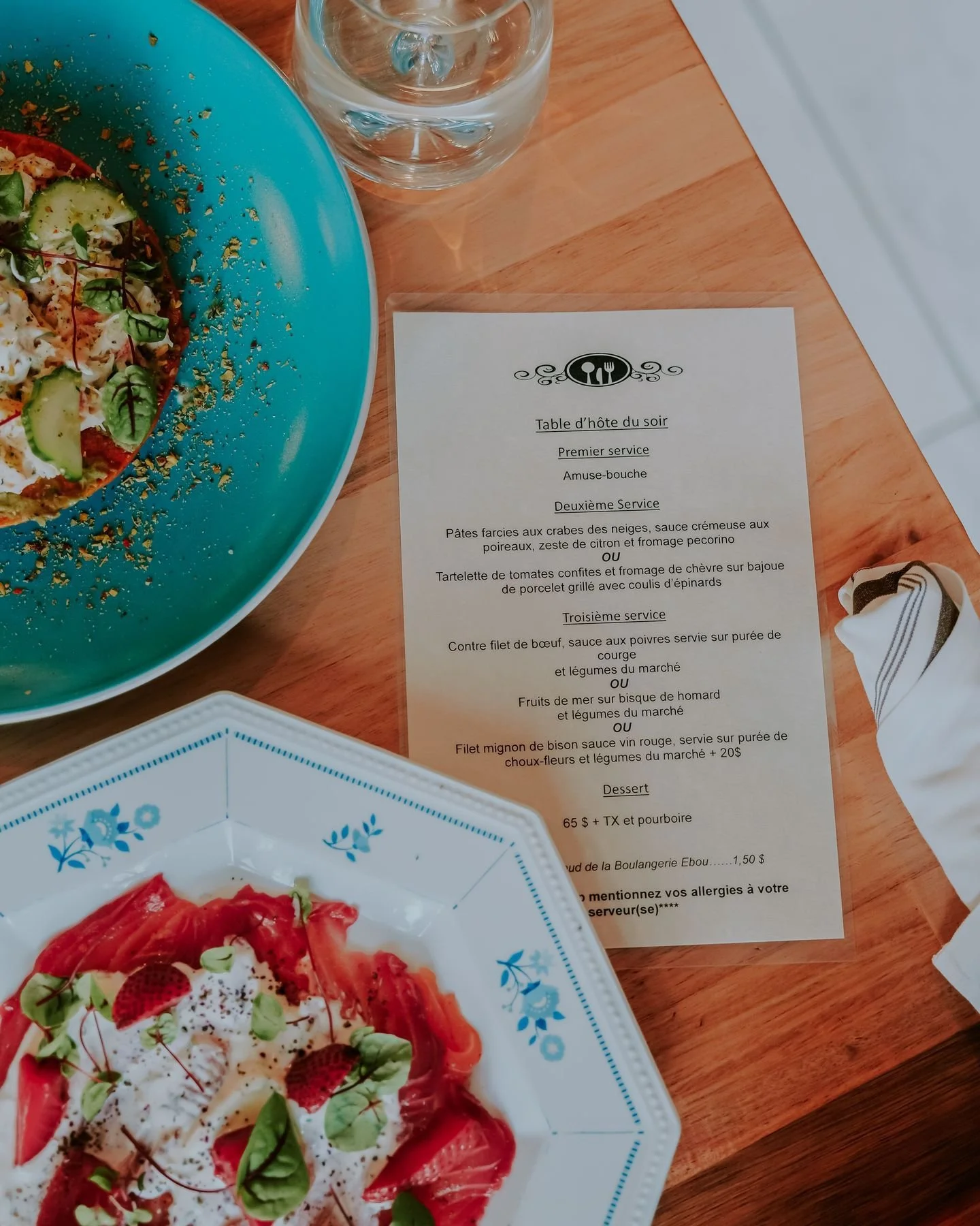 La vedette du soir? Notre table d&rsquo;h&ocirc;te. 📋

Une formule pens&eacute;e pour vous faire vivre l&rsquo;exp&eacute;rience Mont Bistro dans ce qu&rsquo;elle a de plus gourmande, g&eacute;n&eacute;reuse et savoureuse.

D&eacute;couvrez la lors 