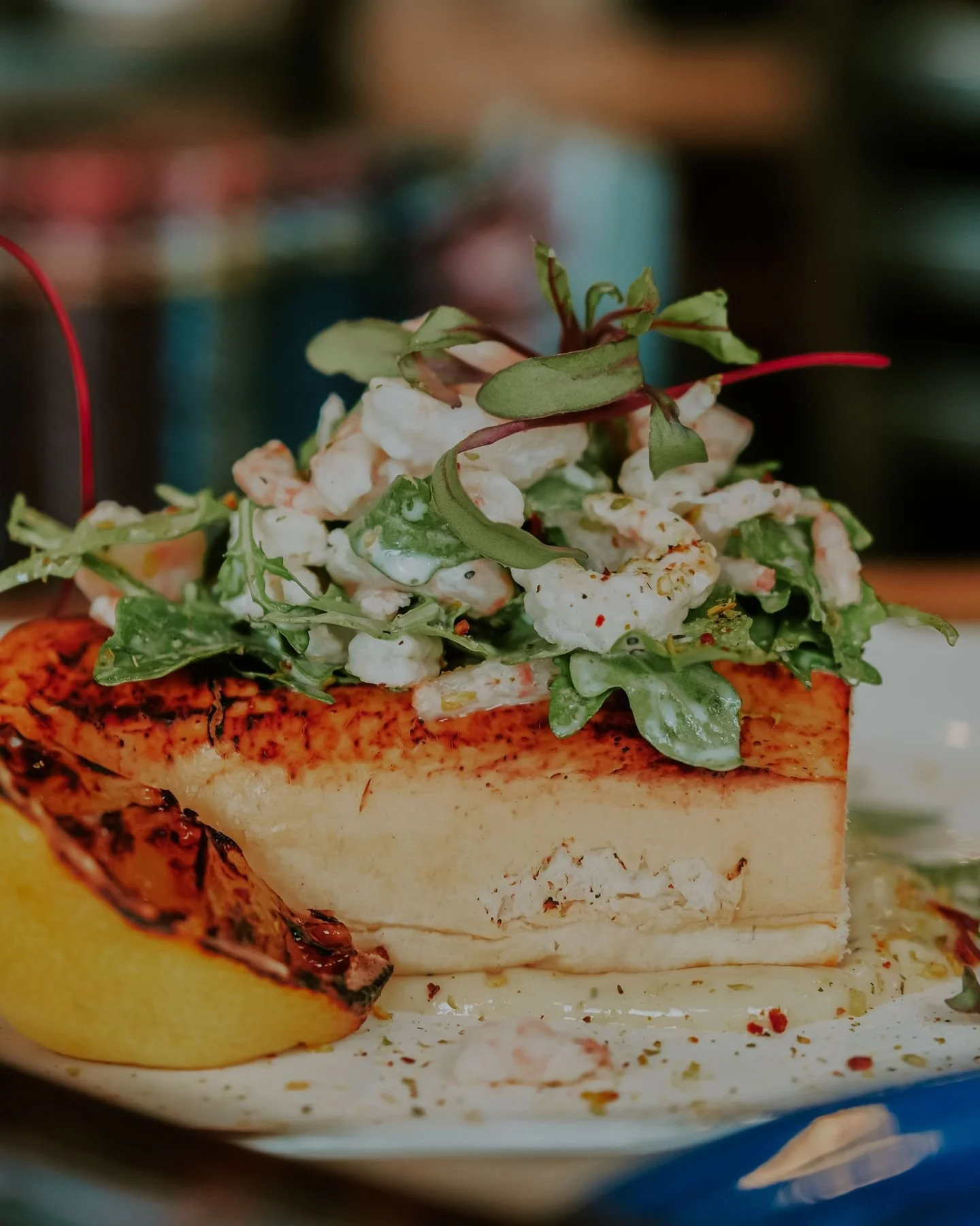 Du citron, des fines herbes, des crevettes &amp; une belle fra&icirc;cheur = notre nouvelle gu&eacute;dille 🍋

C'est exactement le genre d&rsquo;assiette qu&rsquo;on avait envie de vous faire d&eacute;couvrir avec le retour du beau temps! 

#MONTBRI
