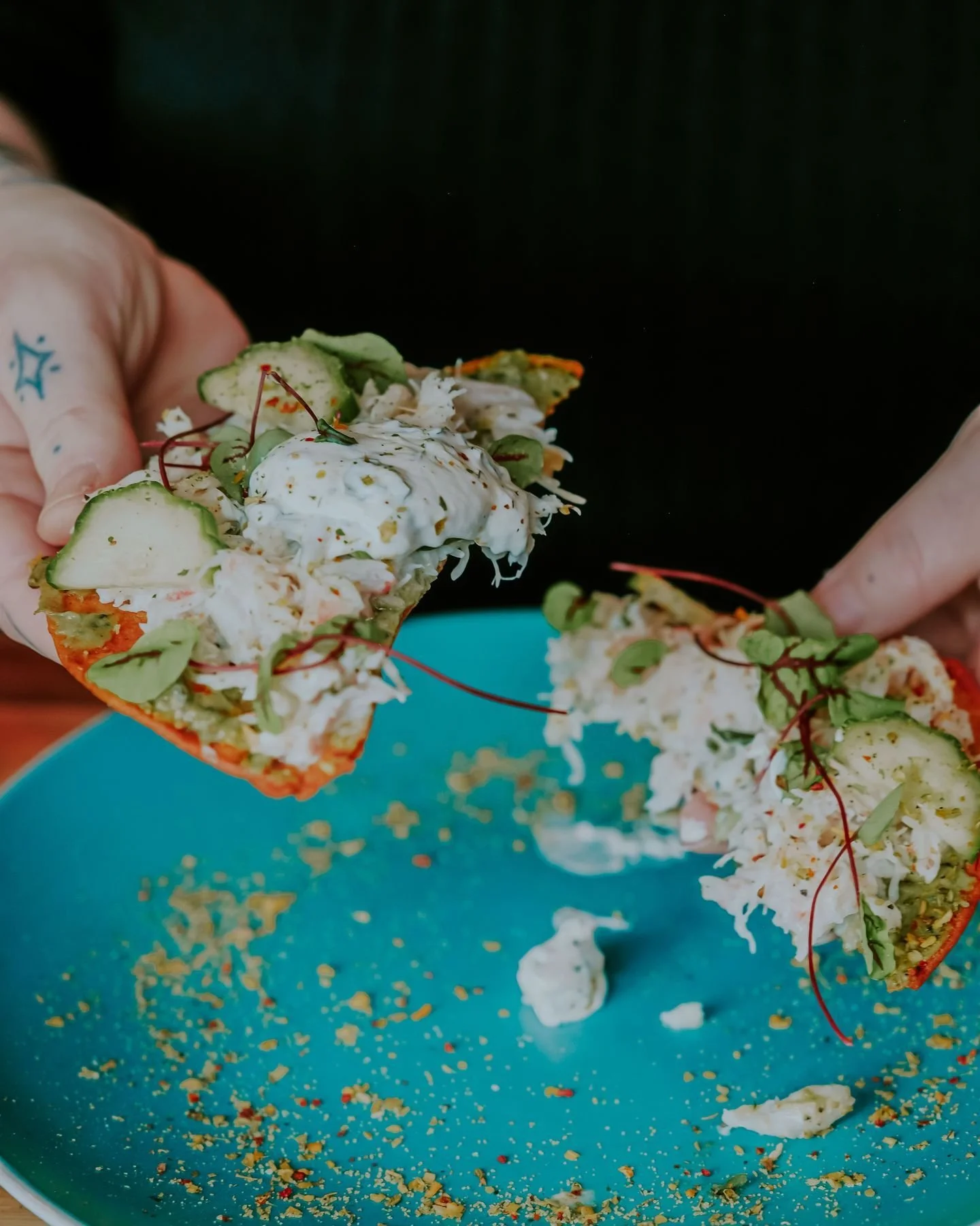 Quand les saveurs mexicaines rencontrent Mont Bistro, &ccedil;a donne une tostada fra&icirc;che, color&eacute;e et compl&egrave;tement savoureuse. 🇲🇽

Le genre d&rsquo;assiette qui go&ucirc;te les vacances d&egrave;s la premi&egrave;re bouch&eacute