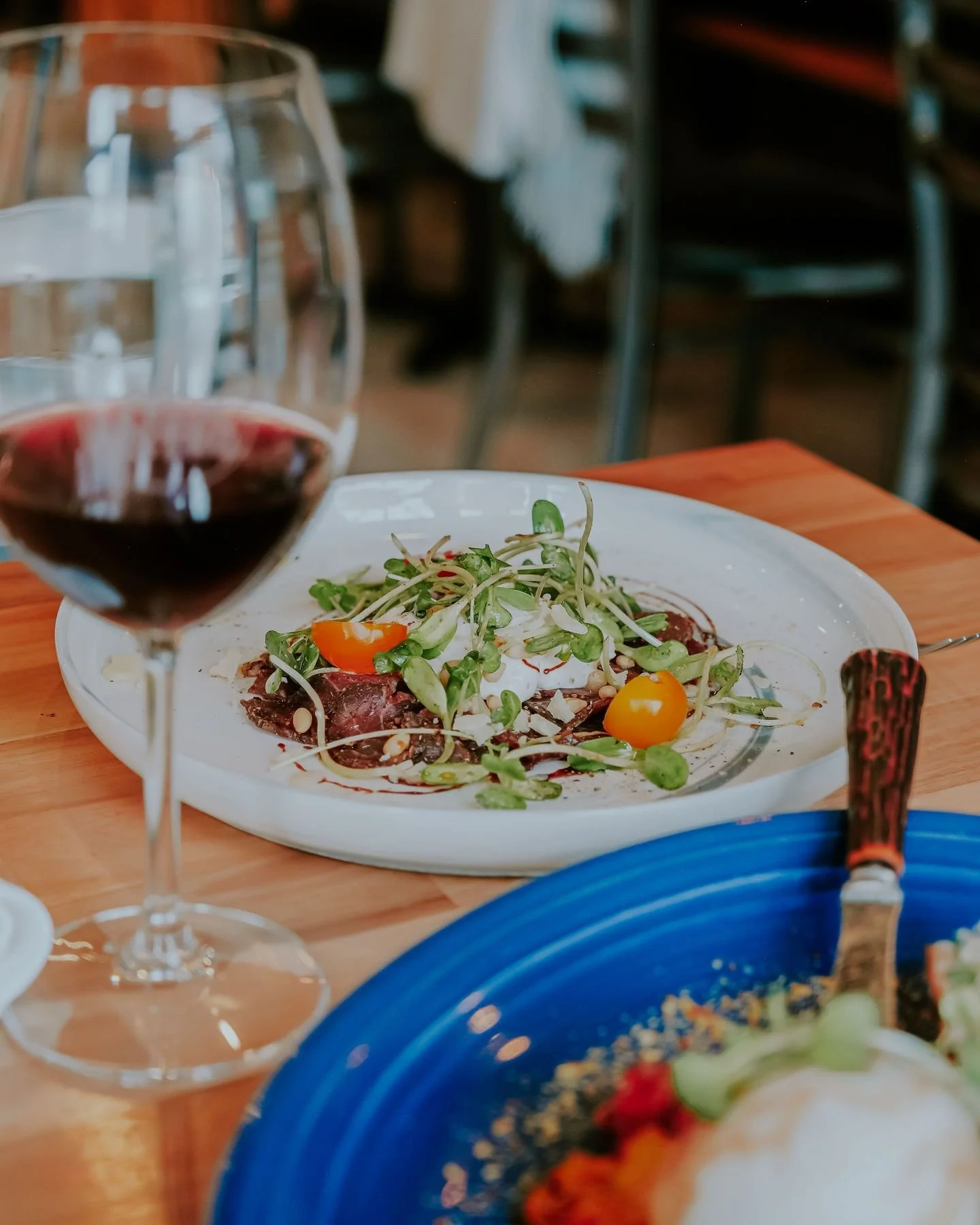 Du croquant, du fondant, du sal&eacute; bien dos&eacute; et juste assez de fra&icirc;cheur pour cr&eacute;er l&rsquo;&eacute;quilibre parfait. 🤌🏼

Notre carpaccio de bison m&eacute;rite amplement son moment de gloire ici. On vous pr&eacute;pare une