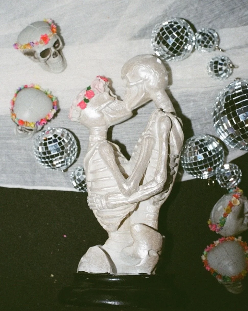 Happy spook day!
⠀⠀⠀⠀⠀⠀⠀⠀⠀
I&rsquo;ve been so lucky to photograph an abundance of spooky/halloween/alternative/goth weddings throughout the years, so it&rsquo;s always hard to choose what to post!
⠀⠀⠀⠀⠀⠀⠀⠀⠀
This year, though, I thought it would be fu