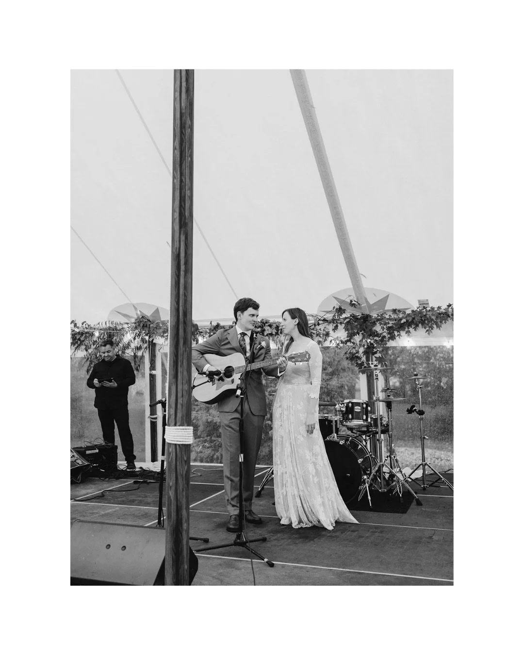 Today, I&rsquo;m thinking about backyard weddings, lovely little touches, and the unique magic of live music.
⠀⠀⠀⠀⠀⠀⠀⠀⠀
I realized recently that I&rsquo;ve done a supreme injustice to these two by only posting their wedding photos when it rains (what