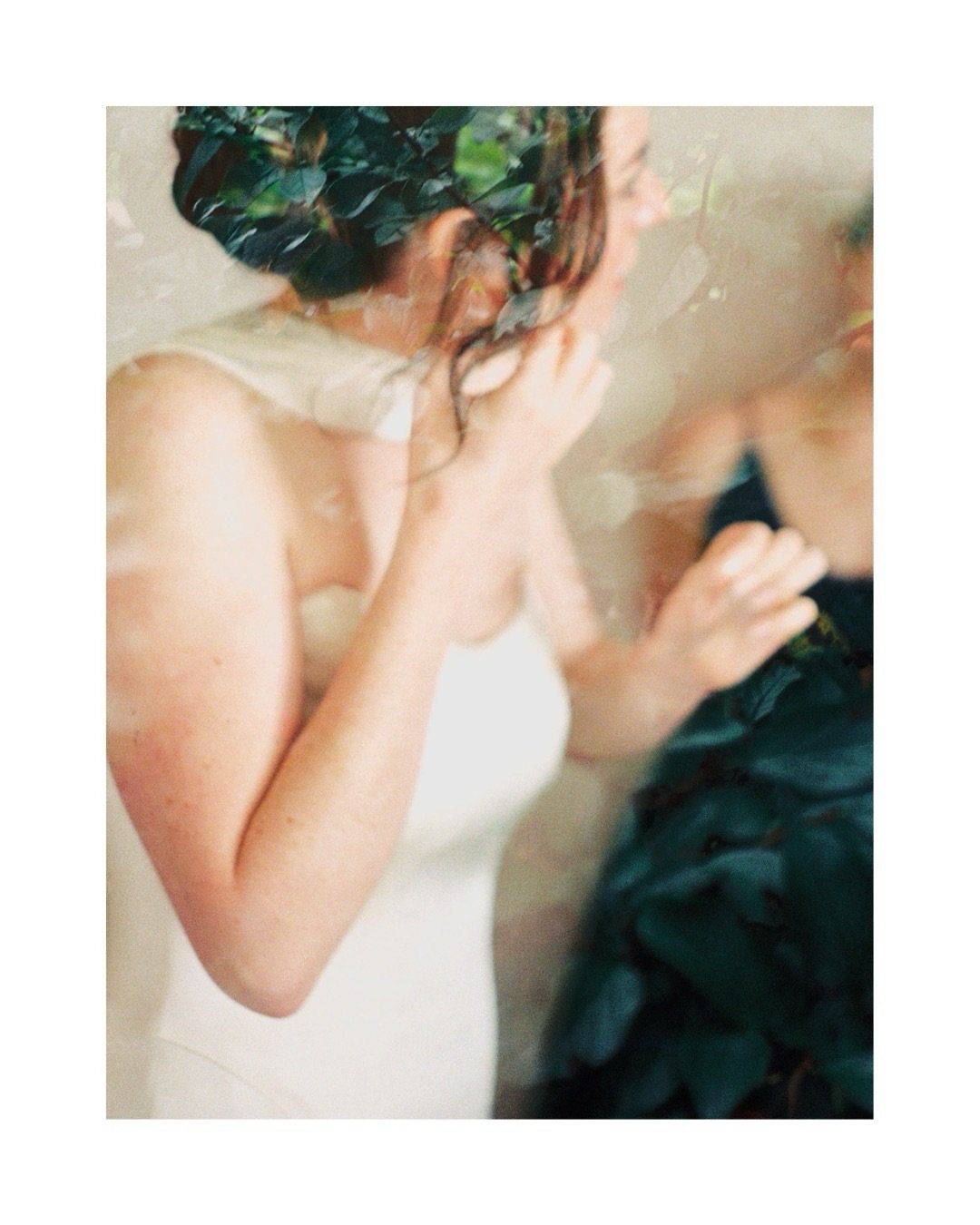 A celebration of zinnias at Hannah and Andy&rsquo;s second wedding of the year 🌸
⠀⠀⠀⠀⠀⠀⠀⠀⠀
I had the distinct honor of getting to photograph two different weddings for the same stellar couple this year. The first one was a small wintery celebration 