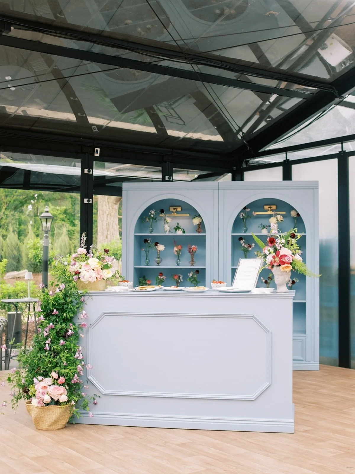 A bit of breathing room for your feed while I daydream about sunshine and garden parties and wedding venues that let the sunshine in ✨
⠀⠀⠀⠀⠀⠀⠀⠀⠀
Photography: @adriansteinphoto
Venue: Woodland Glasshaus at @bavaria_downs
Catering &amp; Hospitality: @d