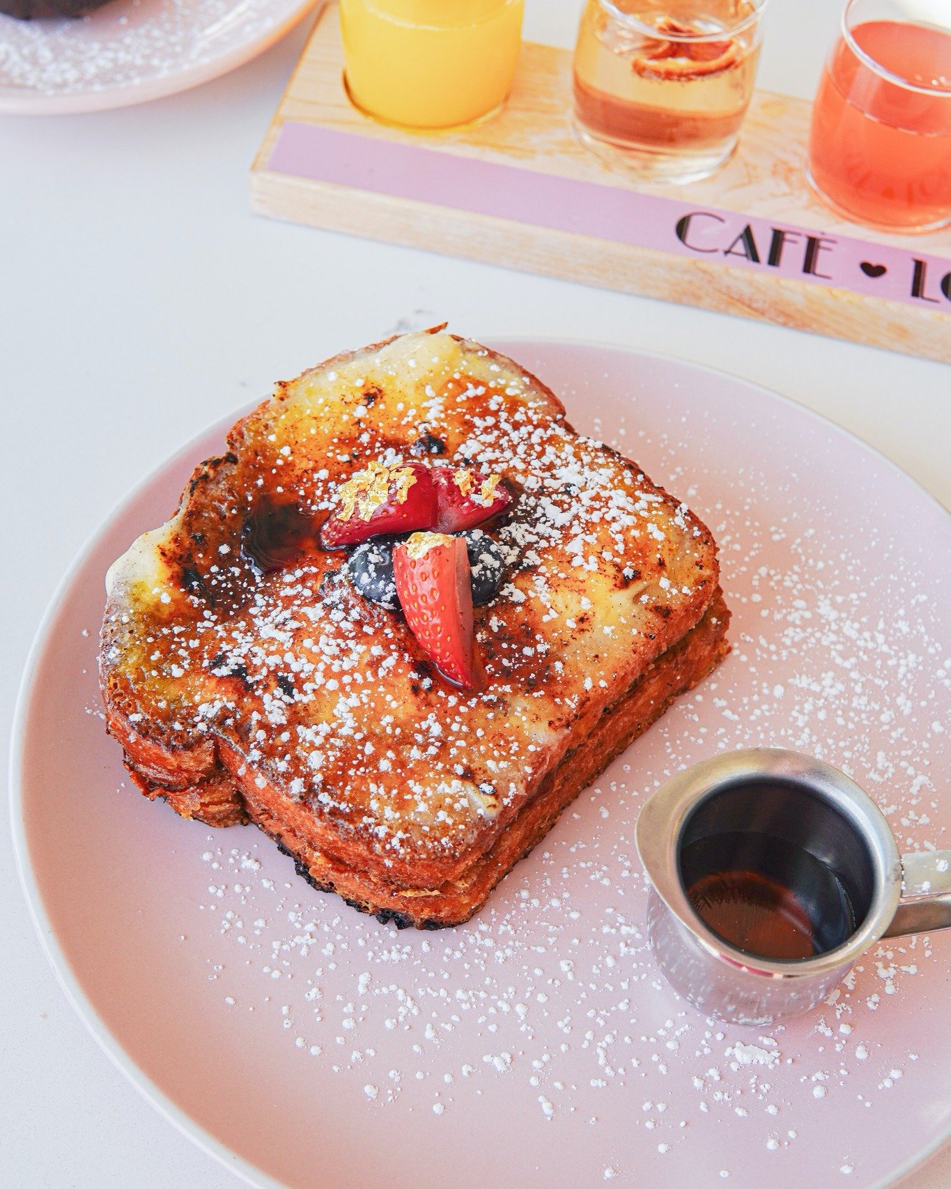 Love at first bite 😍 

Our Cr&eacute;me Brulee French Toast is our most popular brunch item, making it a must try next time you stop by!

📍4280 S Hualapai Way, Ste #109 &bull;☎️(702)766-5652
📍10075 S Eastern Ave., #109 ☎️(702) 840-3362
📍7379 S Ra