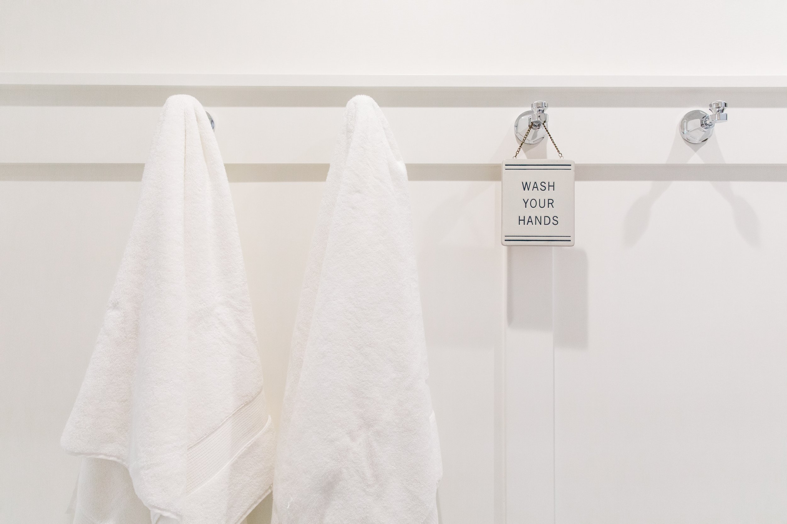 How to Maximize Storage in Small Bathrooms