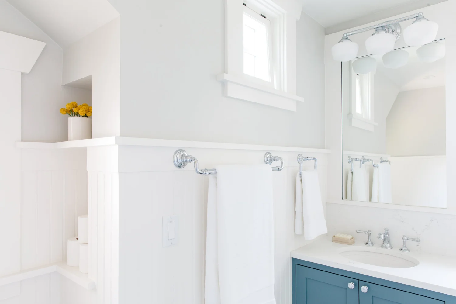 How to Maximize Storage in Small Bathrooms